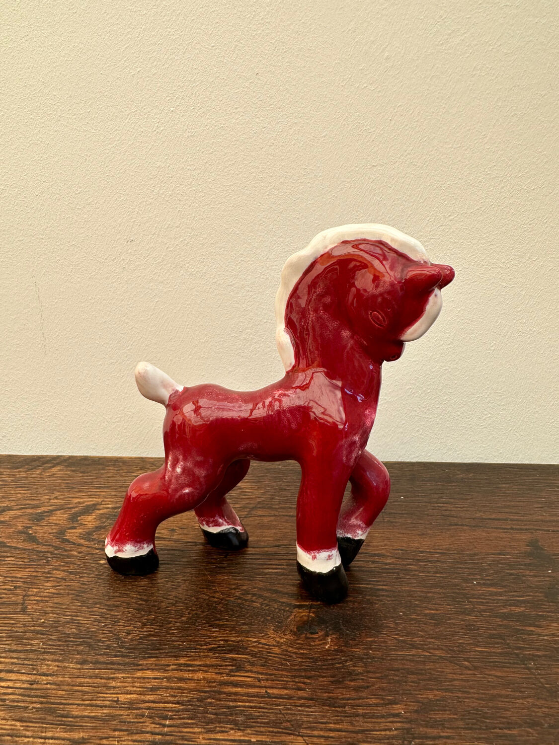 Small retro red horse from the 40s made in England/ceramic