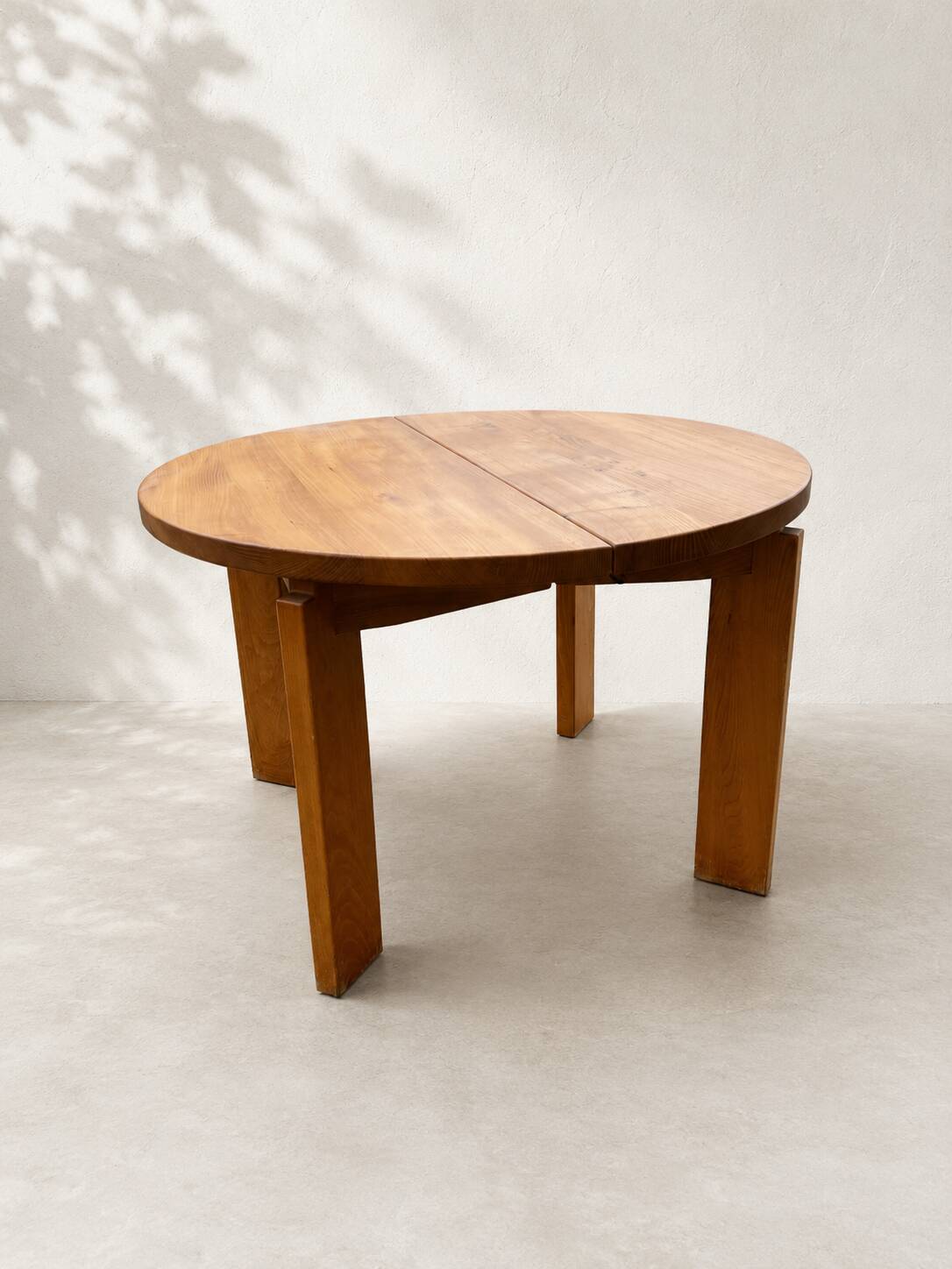Large extendable table from Maison Regain in solid elm.