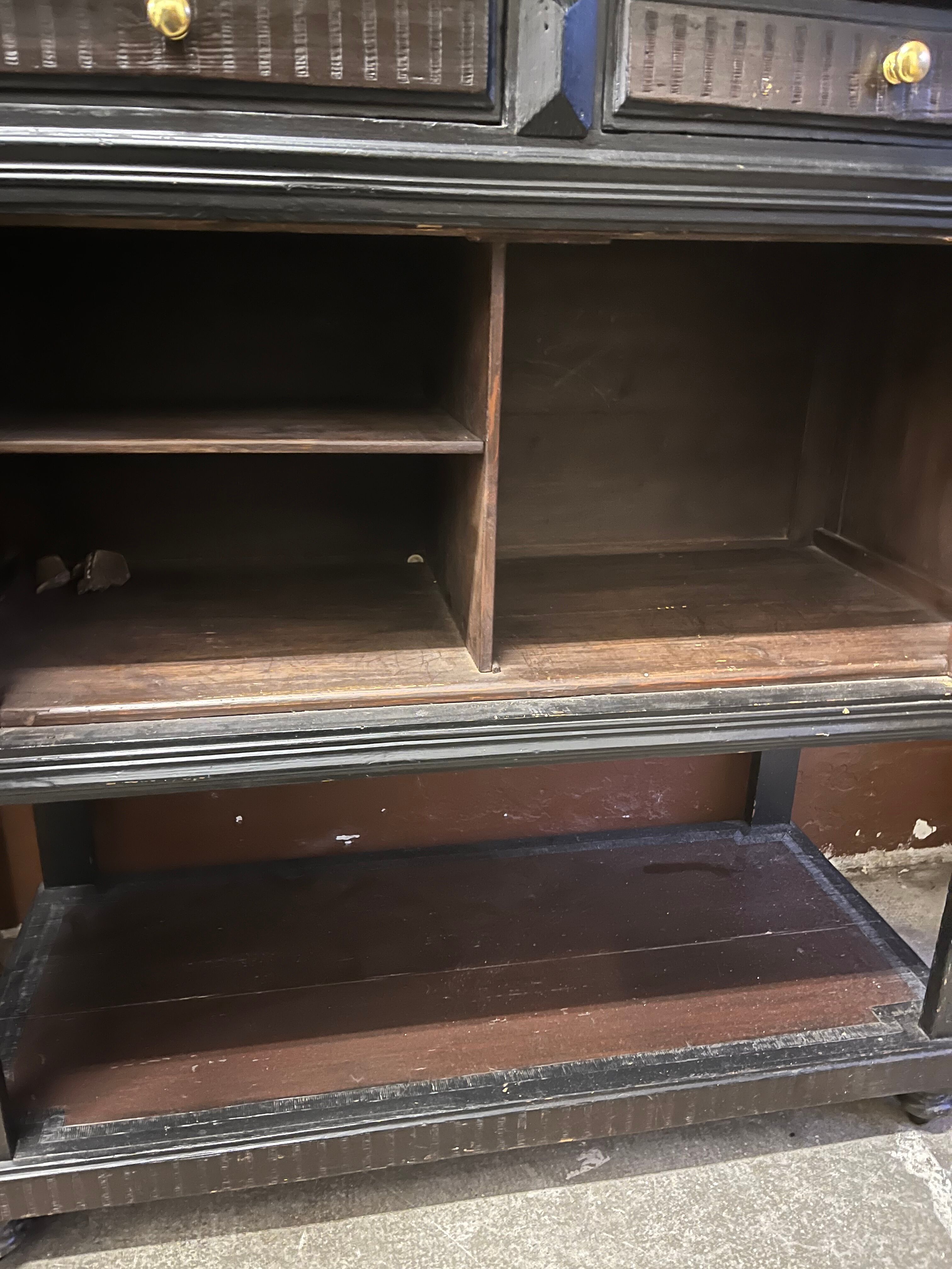 2-door sideboard with bat bronze plates