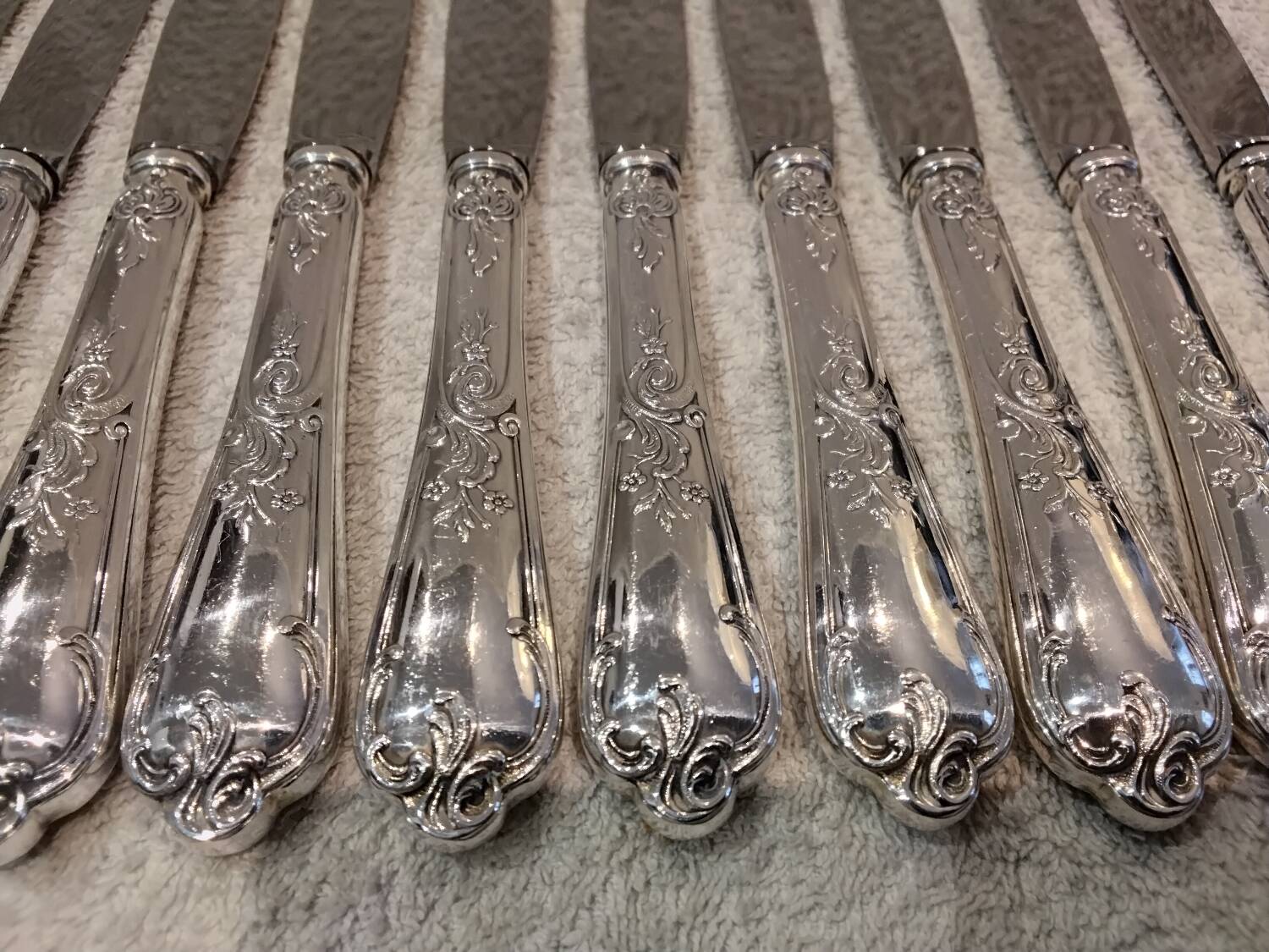 12 silver-plated dessert knives by St Medard, rocaille style, Florian.