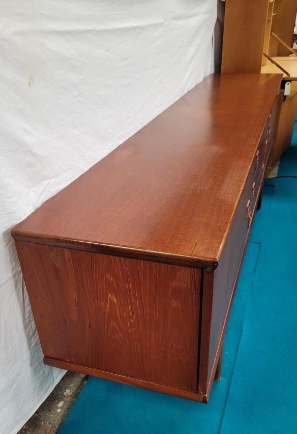 Scandinavian enfilade of the 70s, teak plated.