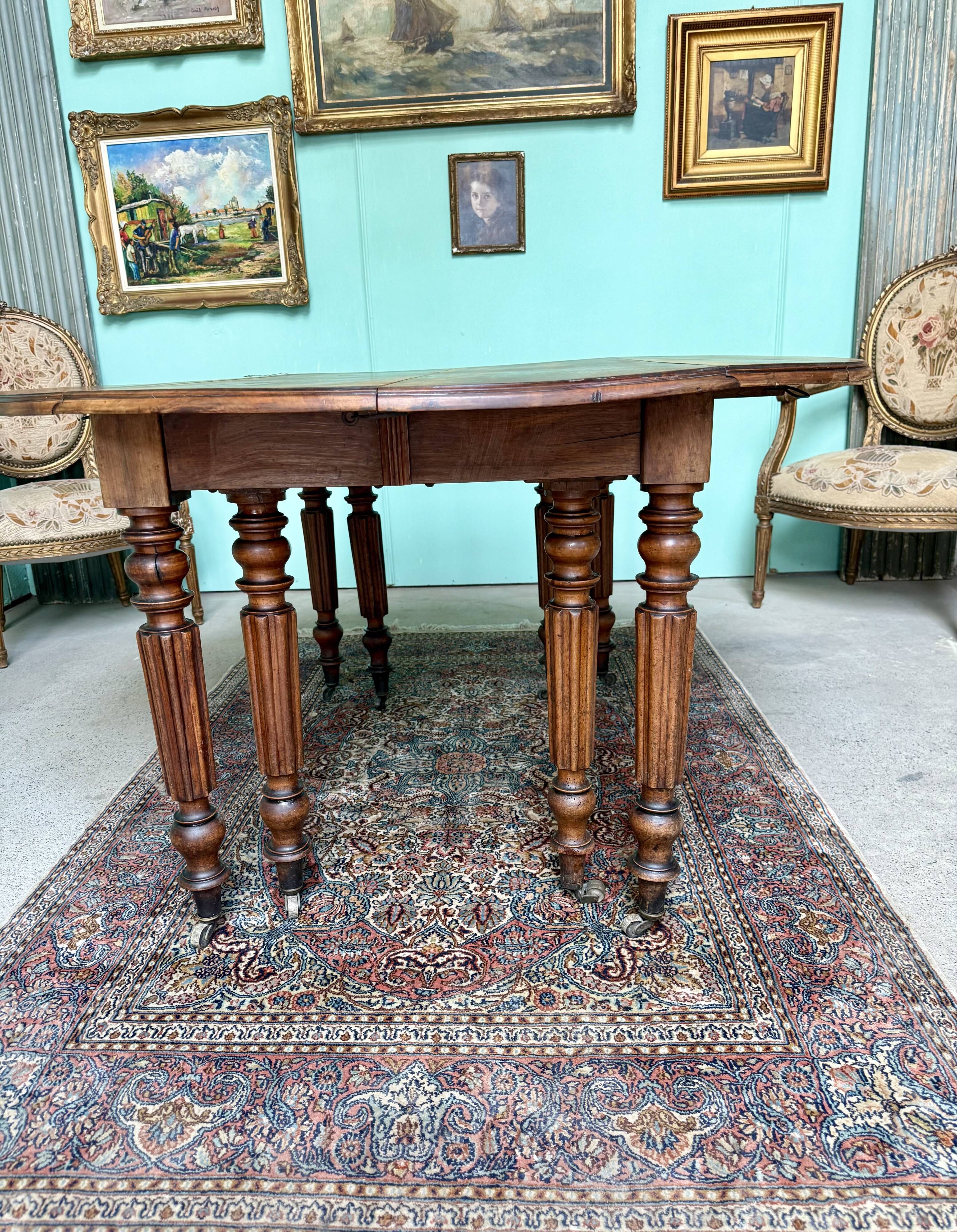 Table 8 pieds a rallonges en noyer massif d’époque 19 eme