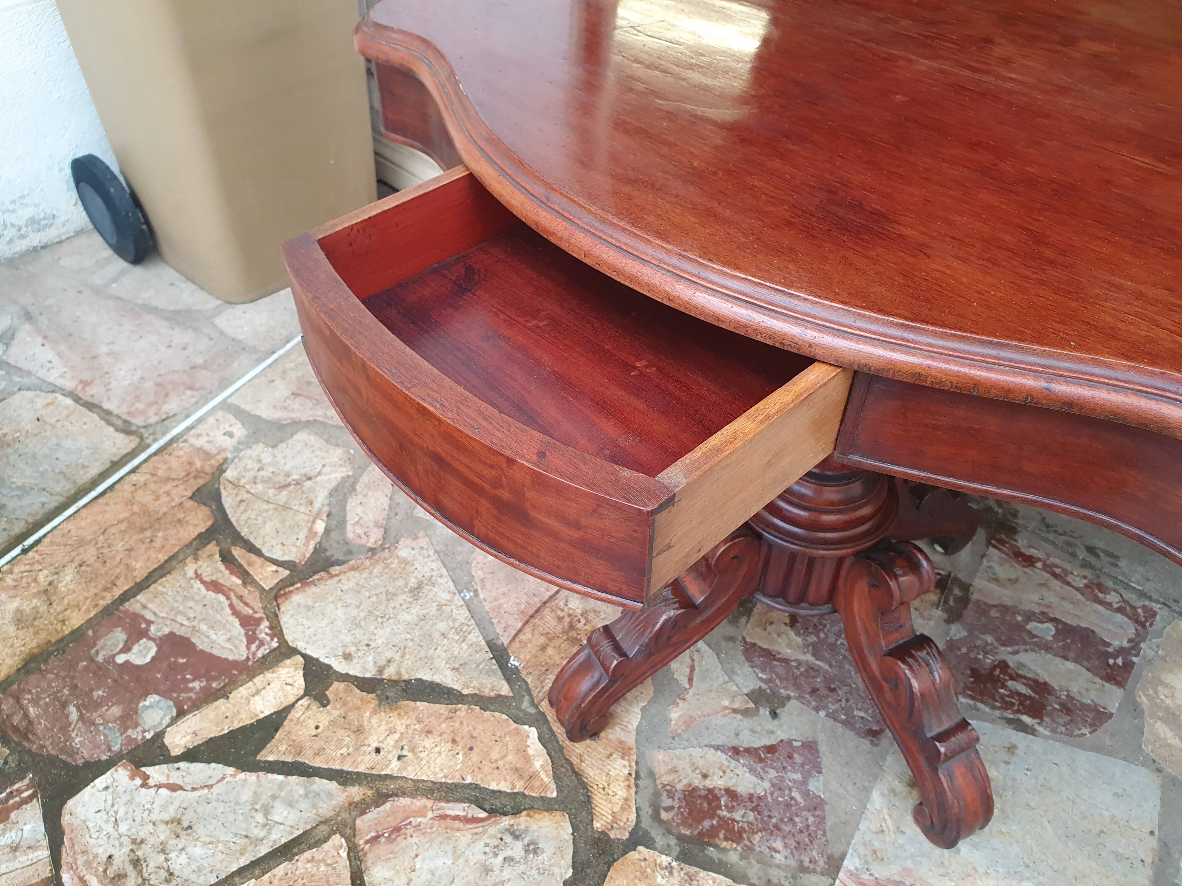 Mahogany violin pedestal table, 19th century
