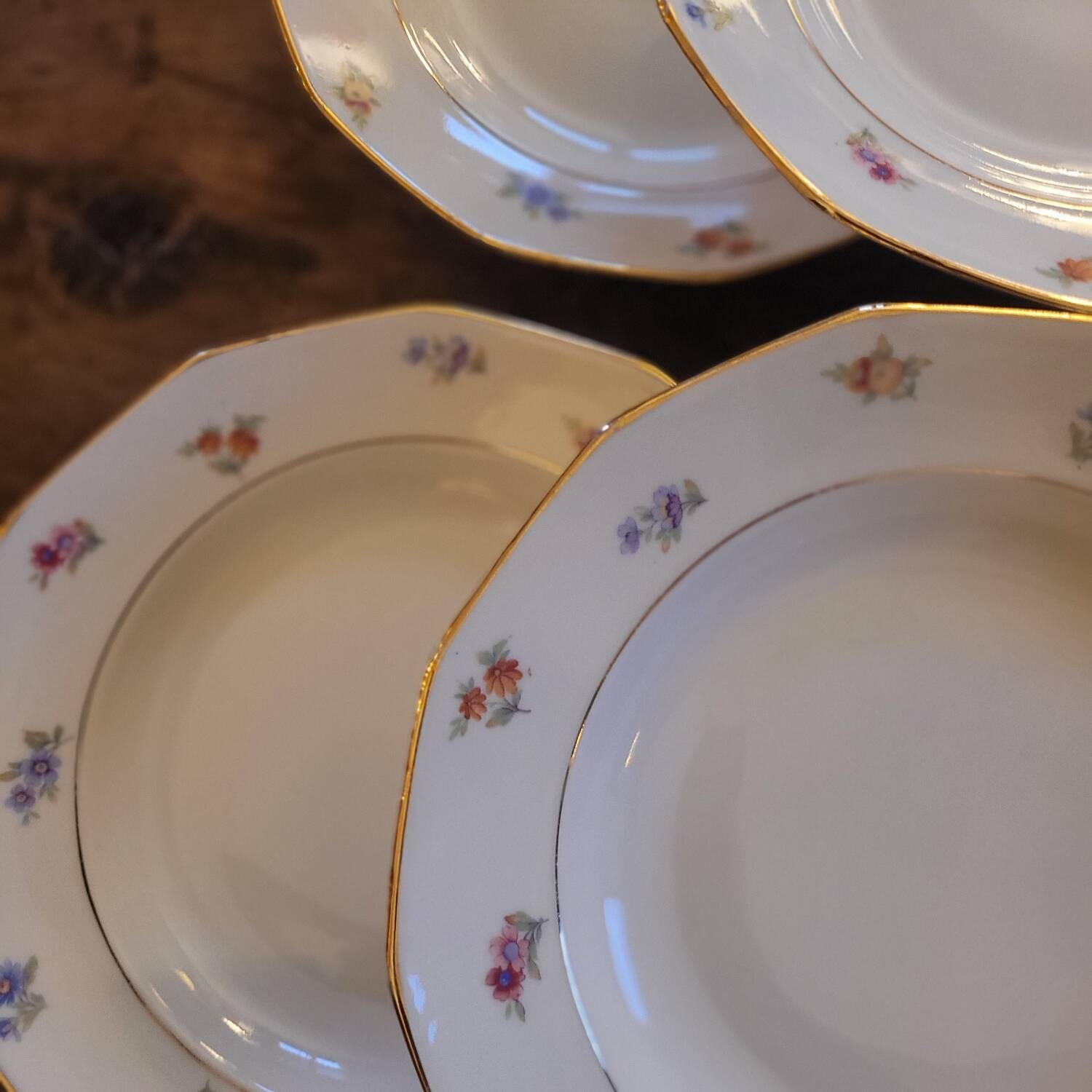 Porcelain soup plates - Decorated with small flowers and a gold rim