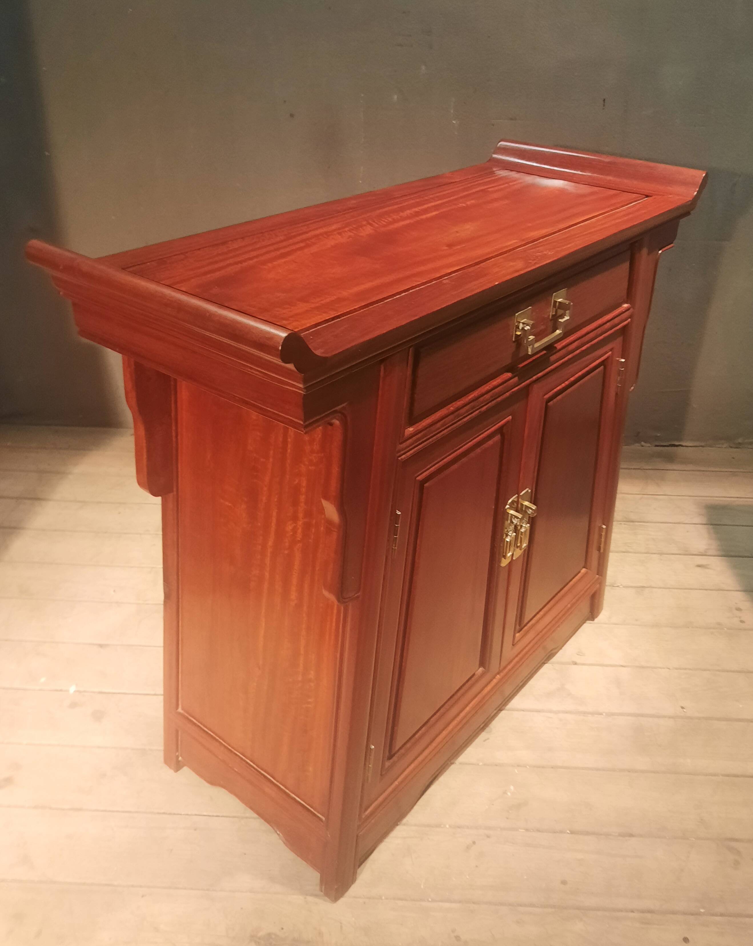Far Eastern style sideboard with 2 doors