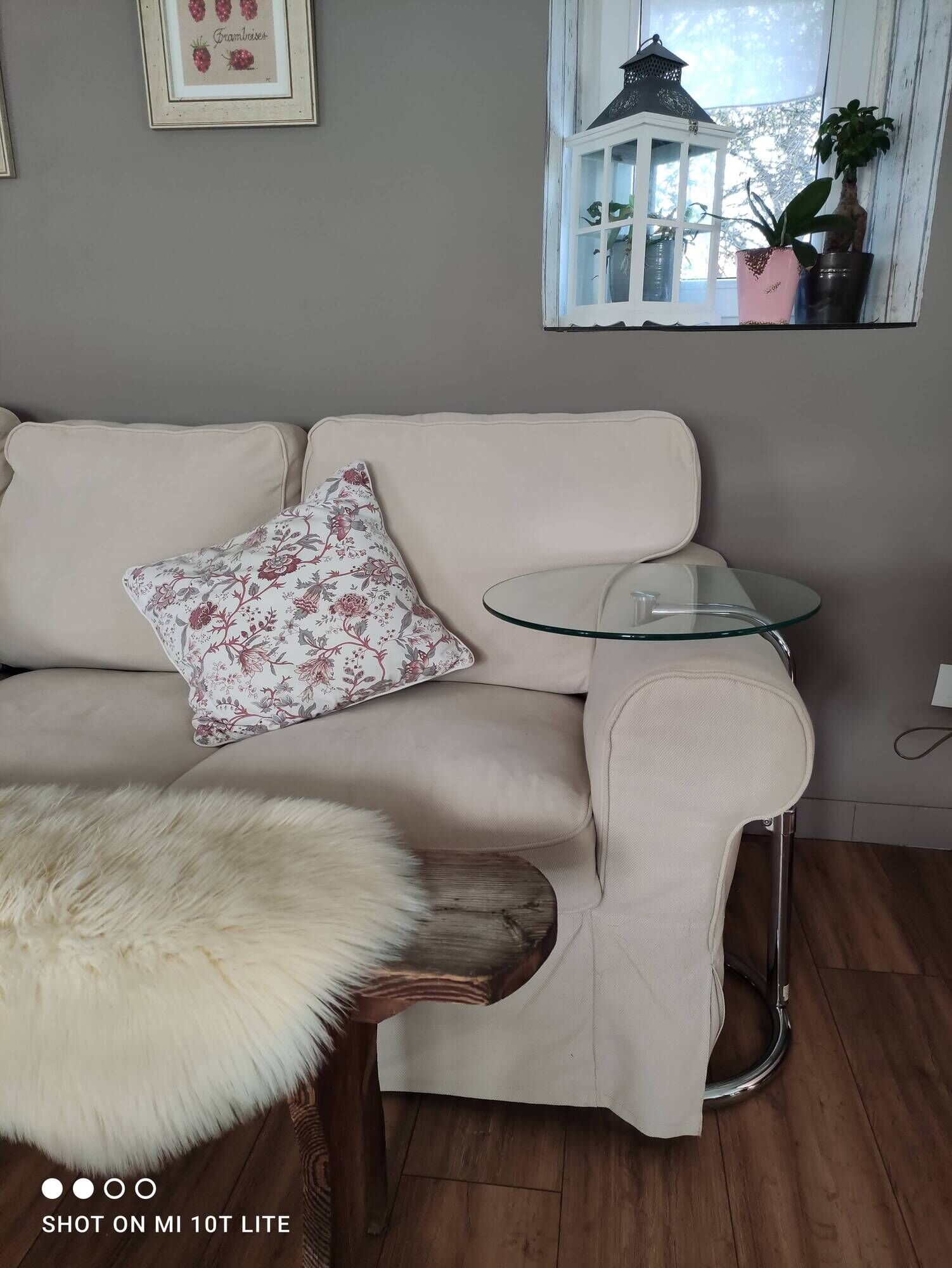 End of sofa, pedestal table, side table paget top in chrome-plated glass base