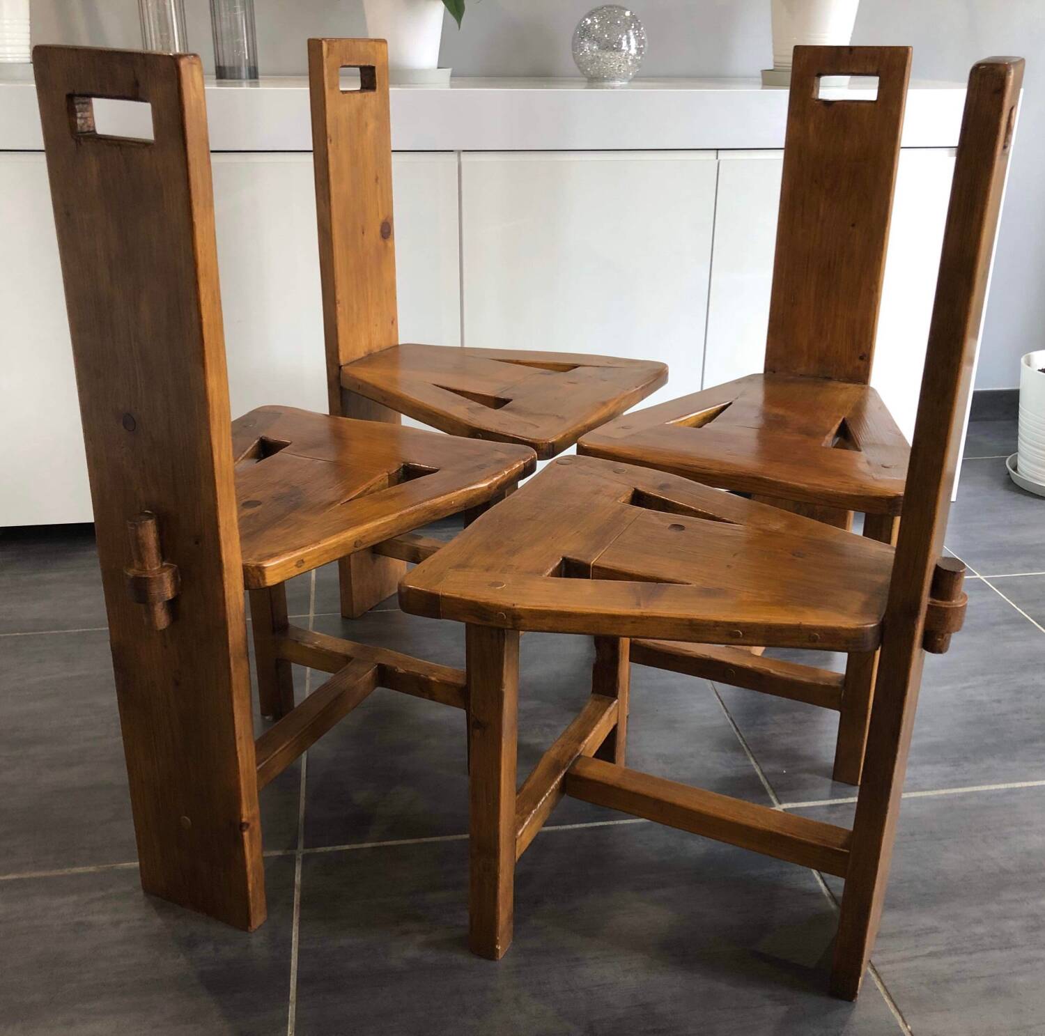 Suite of 4 brutalist-style tripod chairs