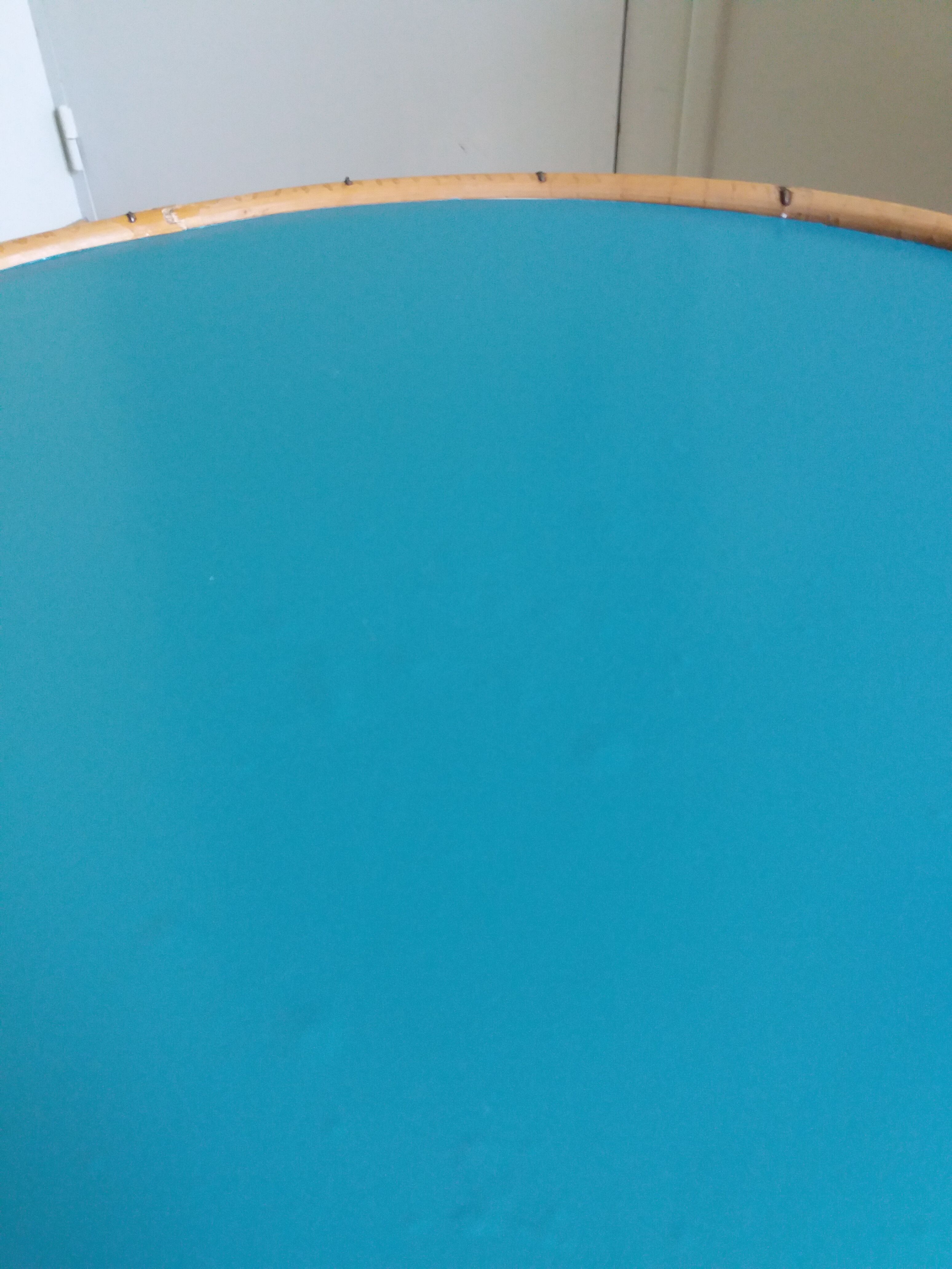 Table basse ronde en rotin et métal revisitée