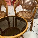 Salon en rotin et cannage formé de 2 fauteuils et d'une table basse