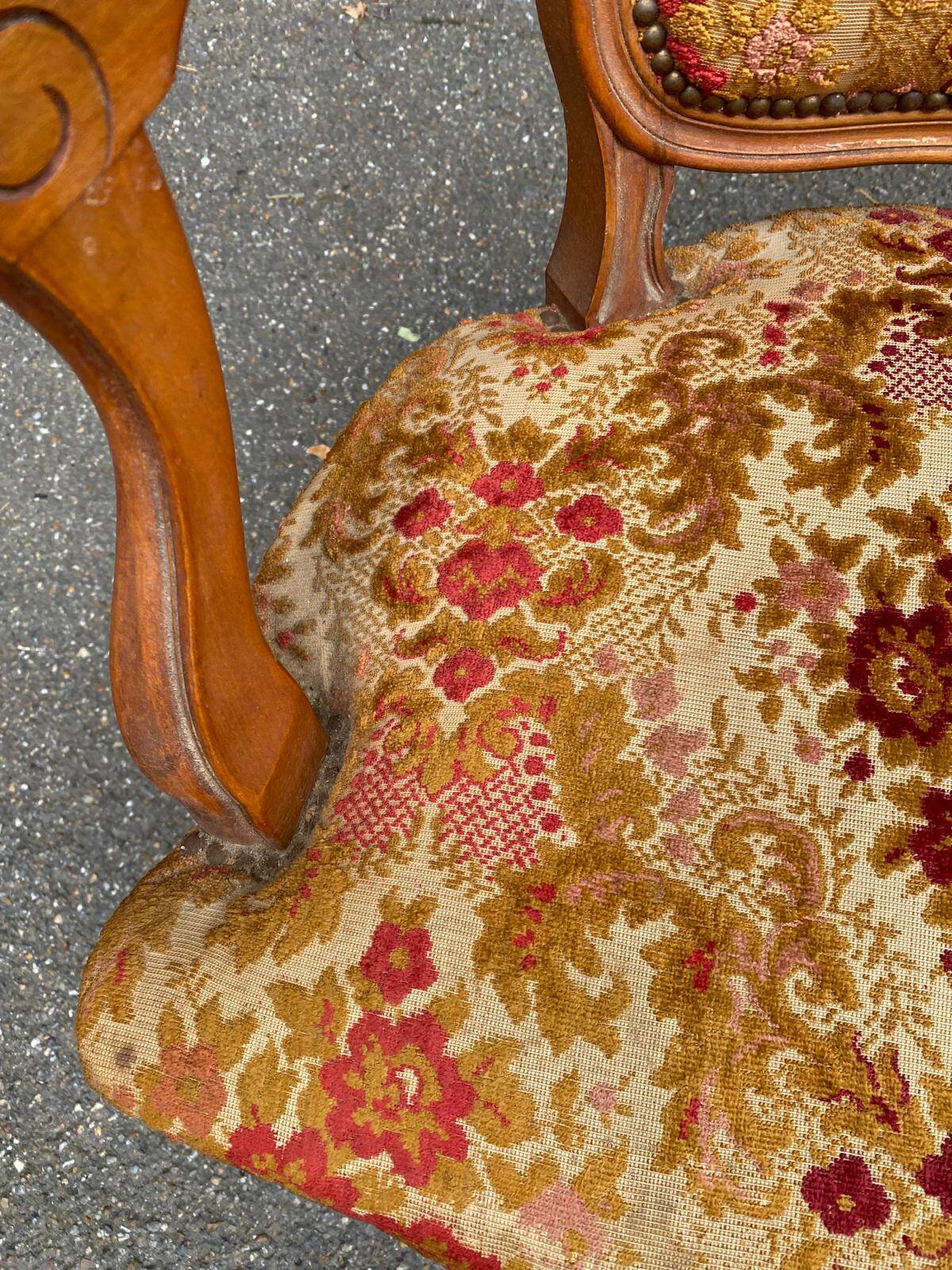 Louis XV armchair in carved solid wood and red and yellow fabric