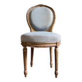 Chaise à dossier médaillon en bois réchampi et coton bleu