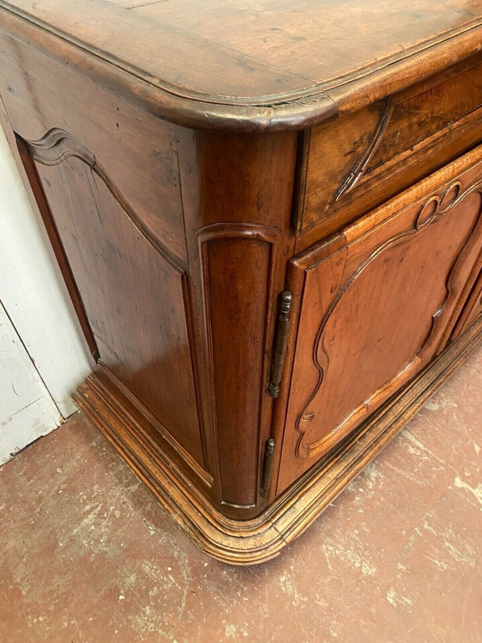 Buffet de stryle Louis XIV en noyer massif XIX siècle