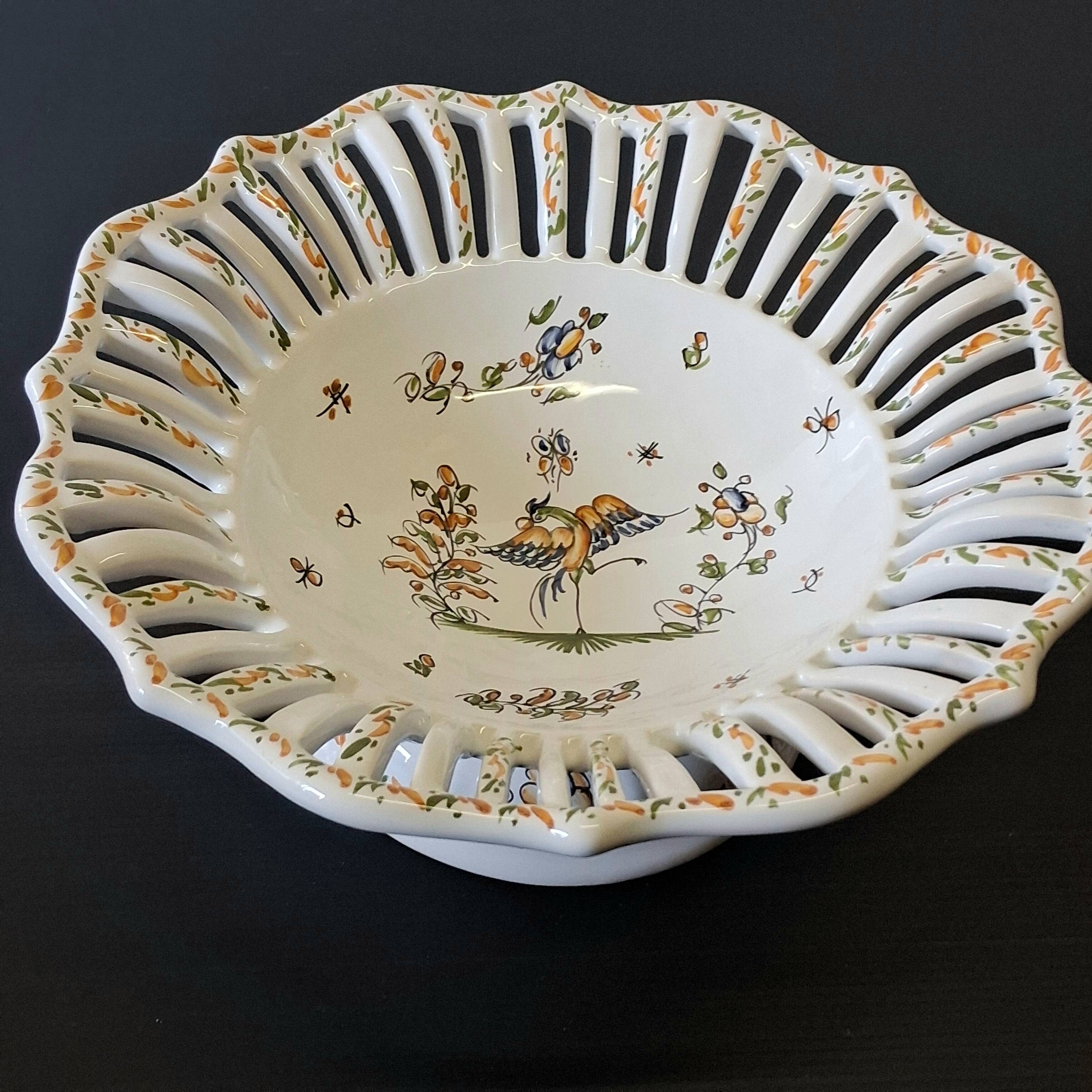 Very nice fruit bowl "Vieux Moustiers" in very good condition.