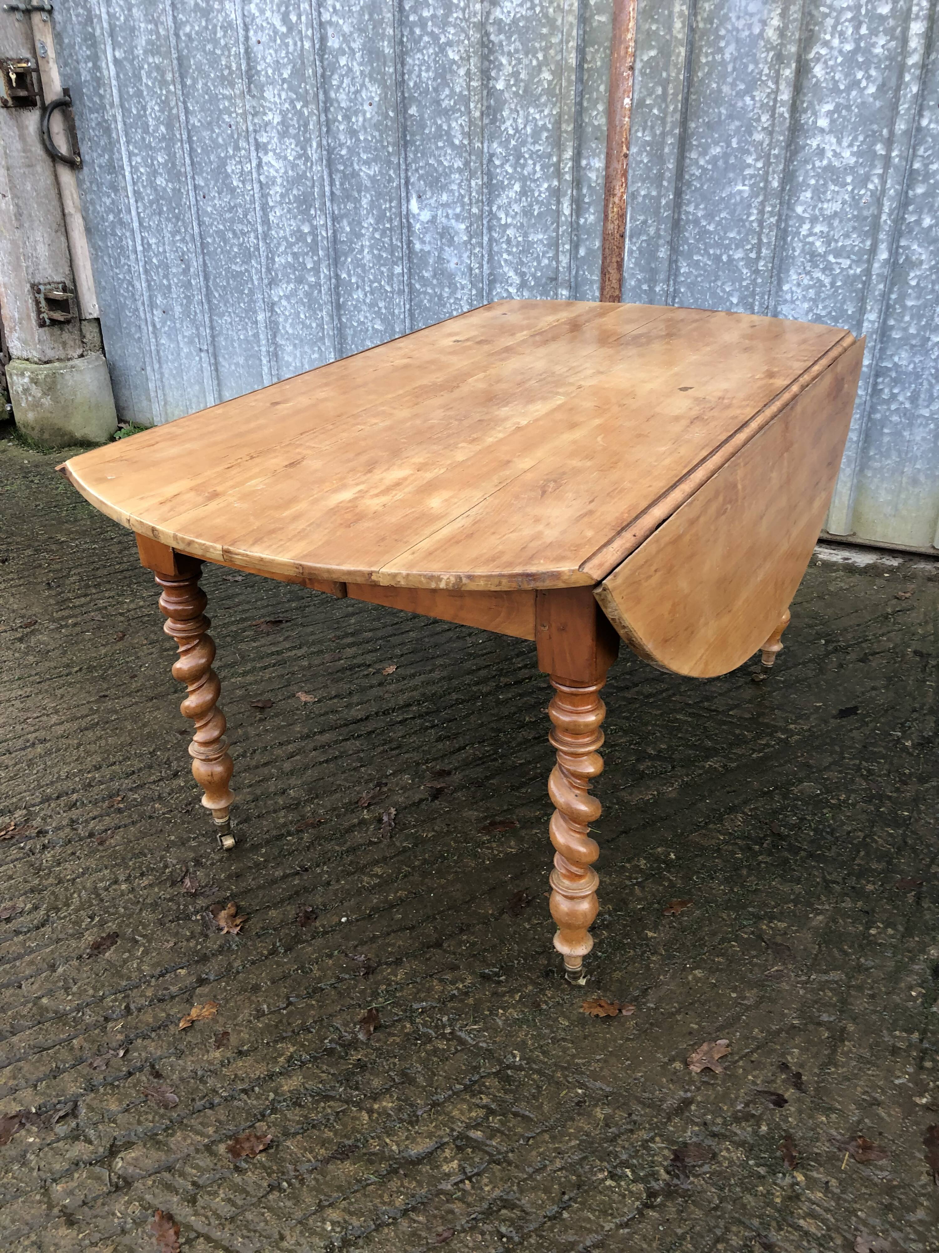 Round table in solid cherry wood, extendable with twisted legs, Louis Philippe style.