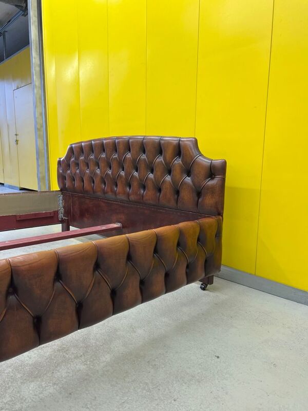 Lit en cuir brun Chesterfield des années 1980.