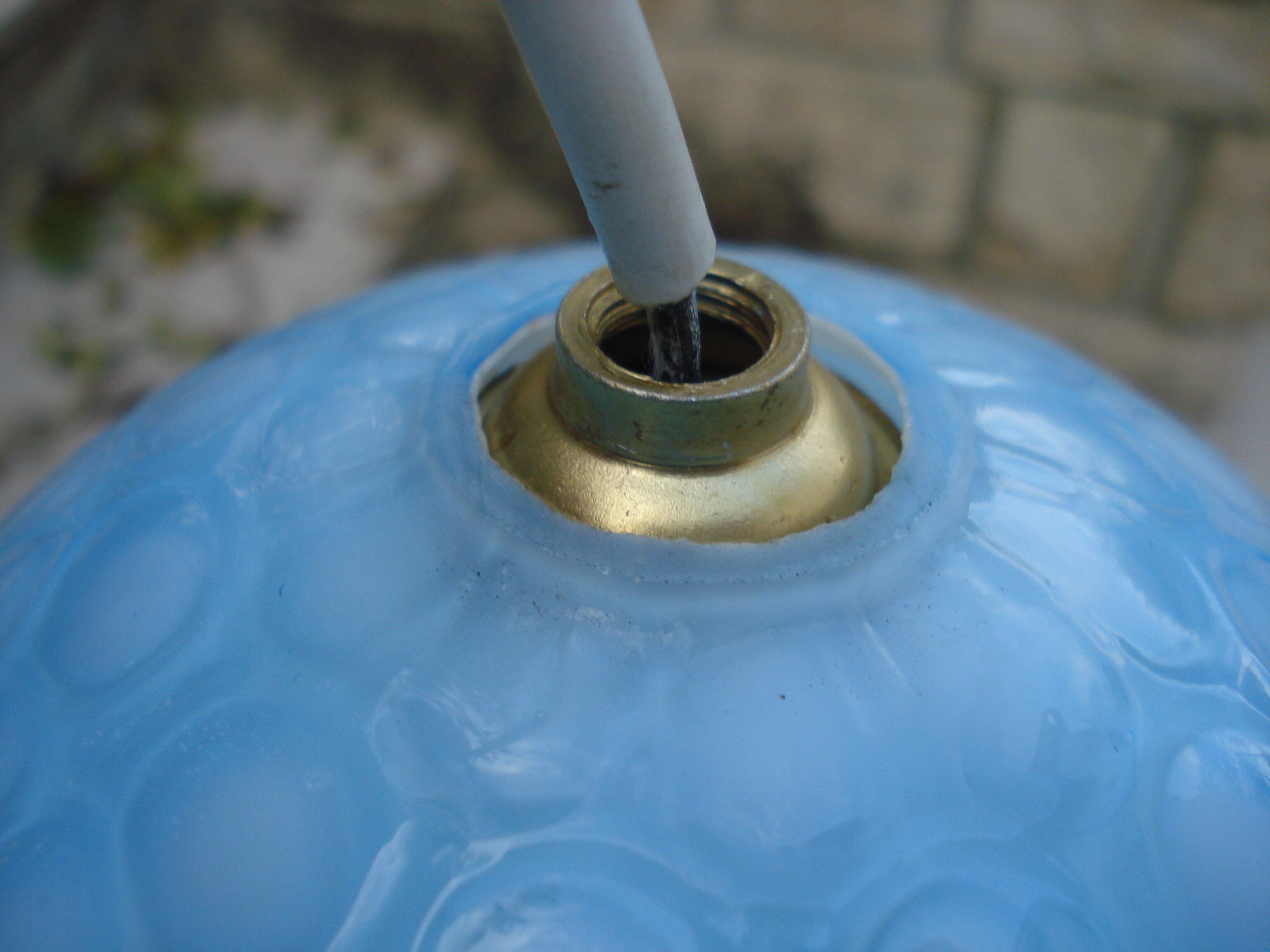 Suspension egg opaline bleue pastel