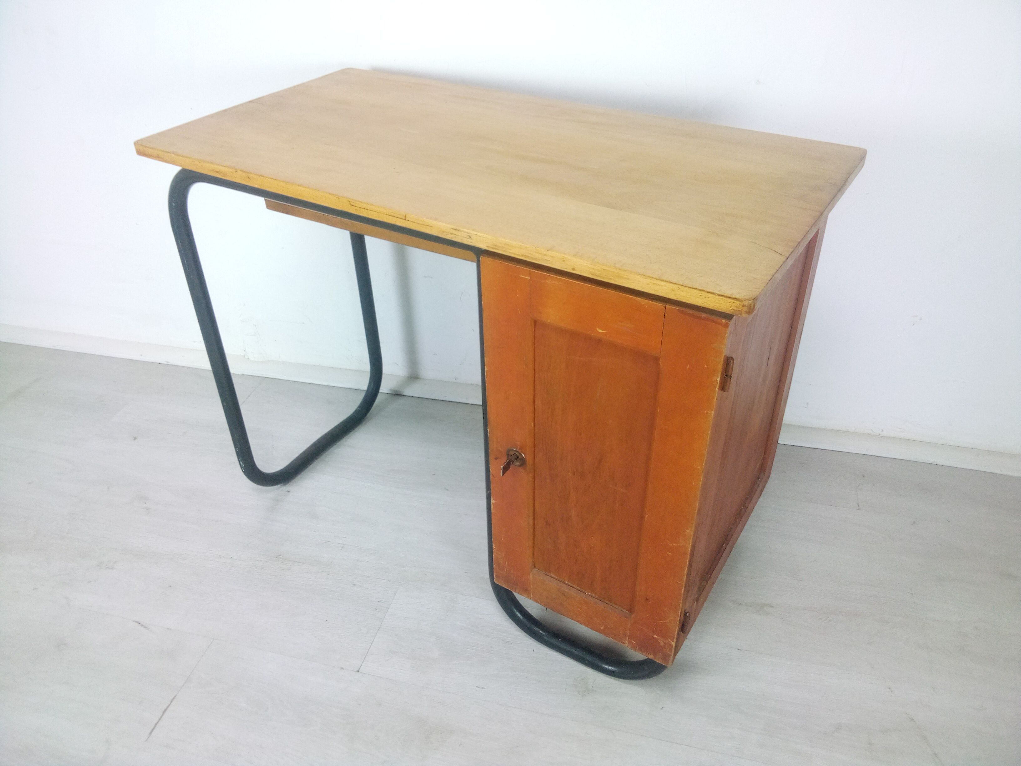 Desk model S22 by Jacques Hitier produced by Mobilor