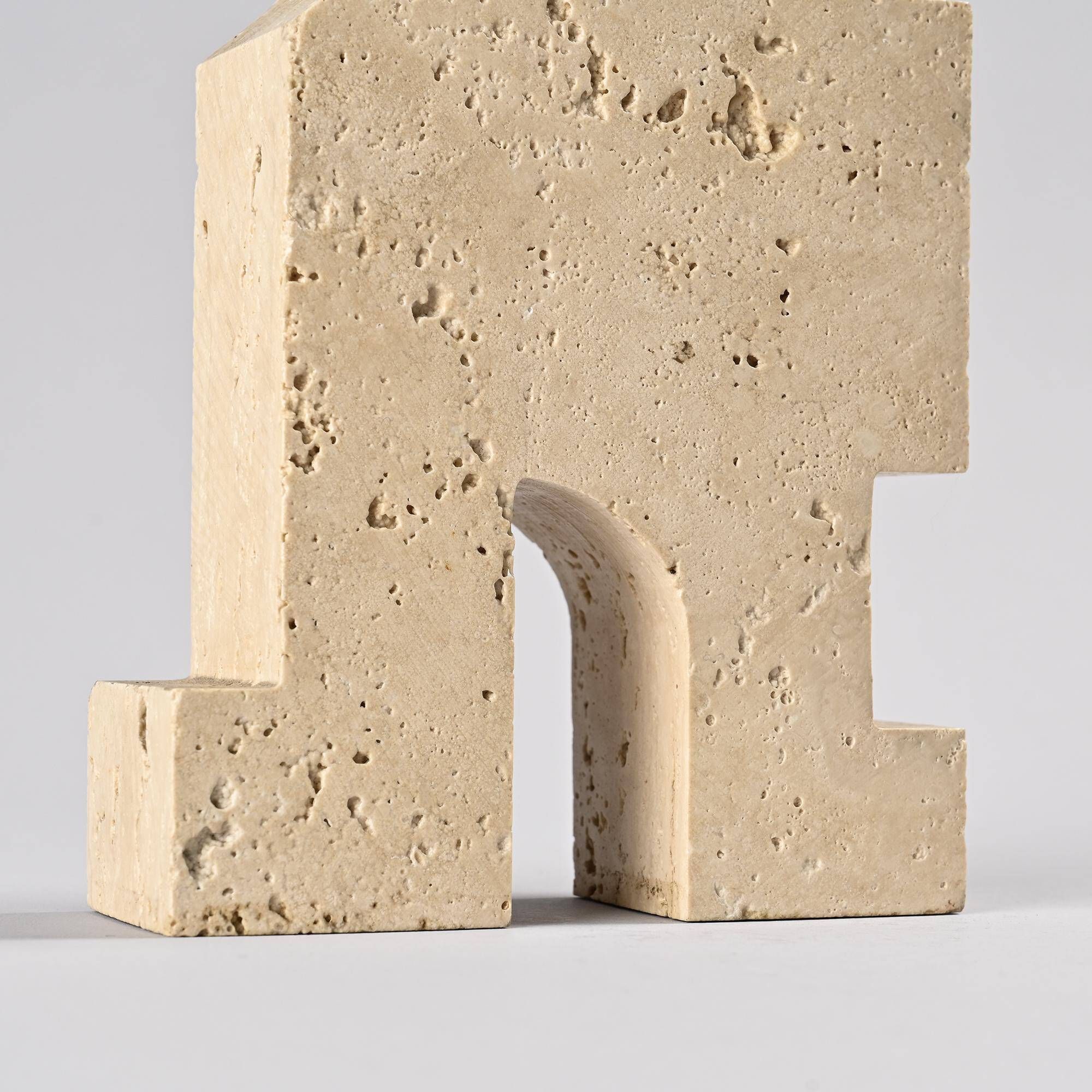 Pair of stylised cats in travertine, Fratelli Manelli, Italy, circa 1970.