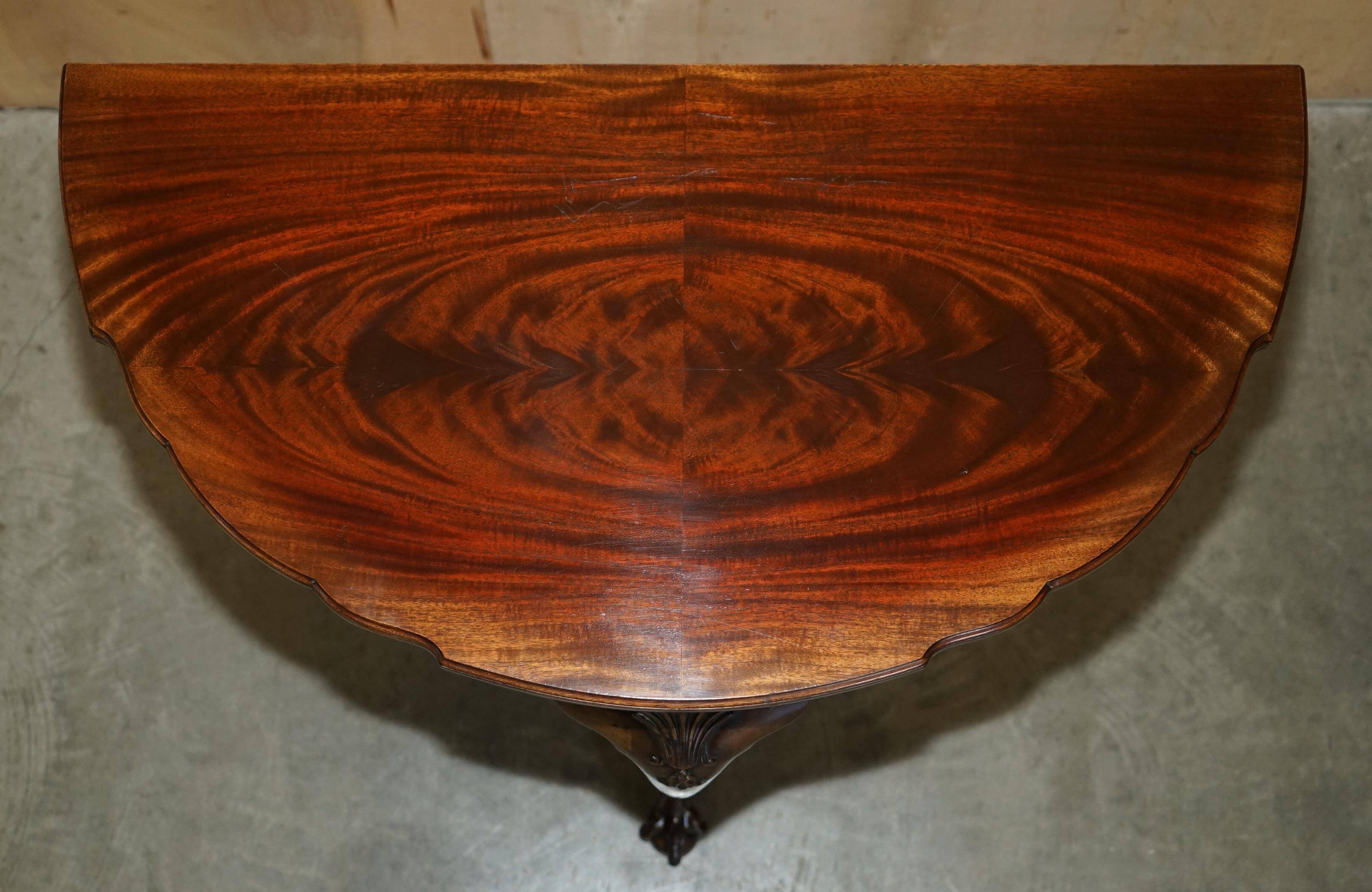 Console half-moon style Thomas Chippendale in flame mahogany.