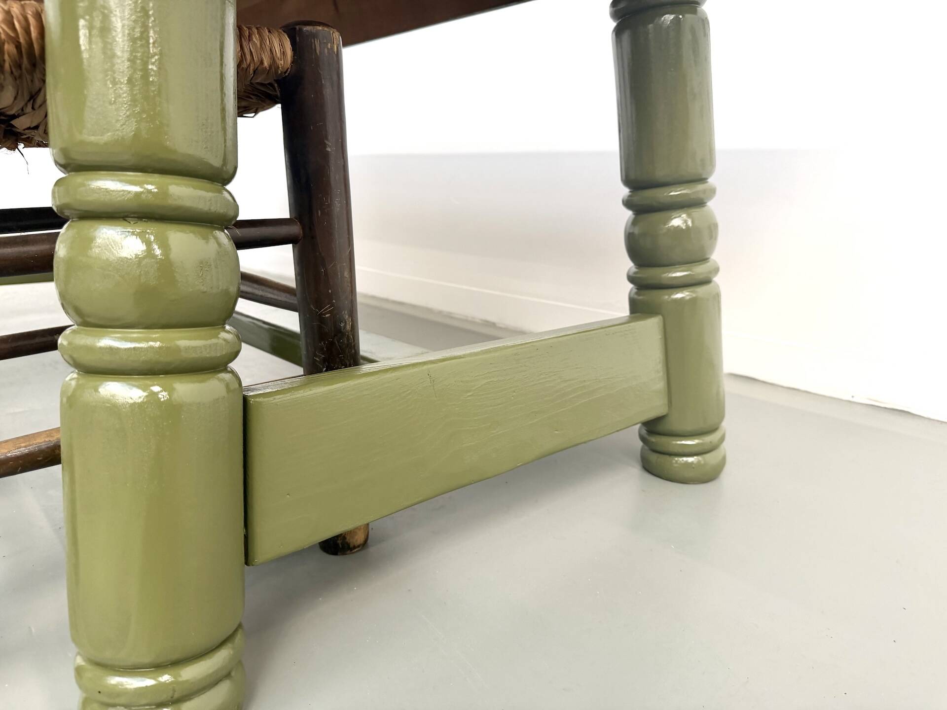 Glossy olive green lacquered dining table — DLG Georges Robert, Circa 1970