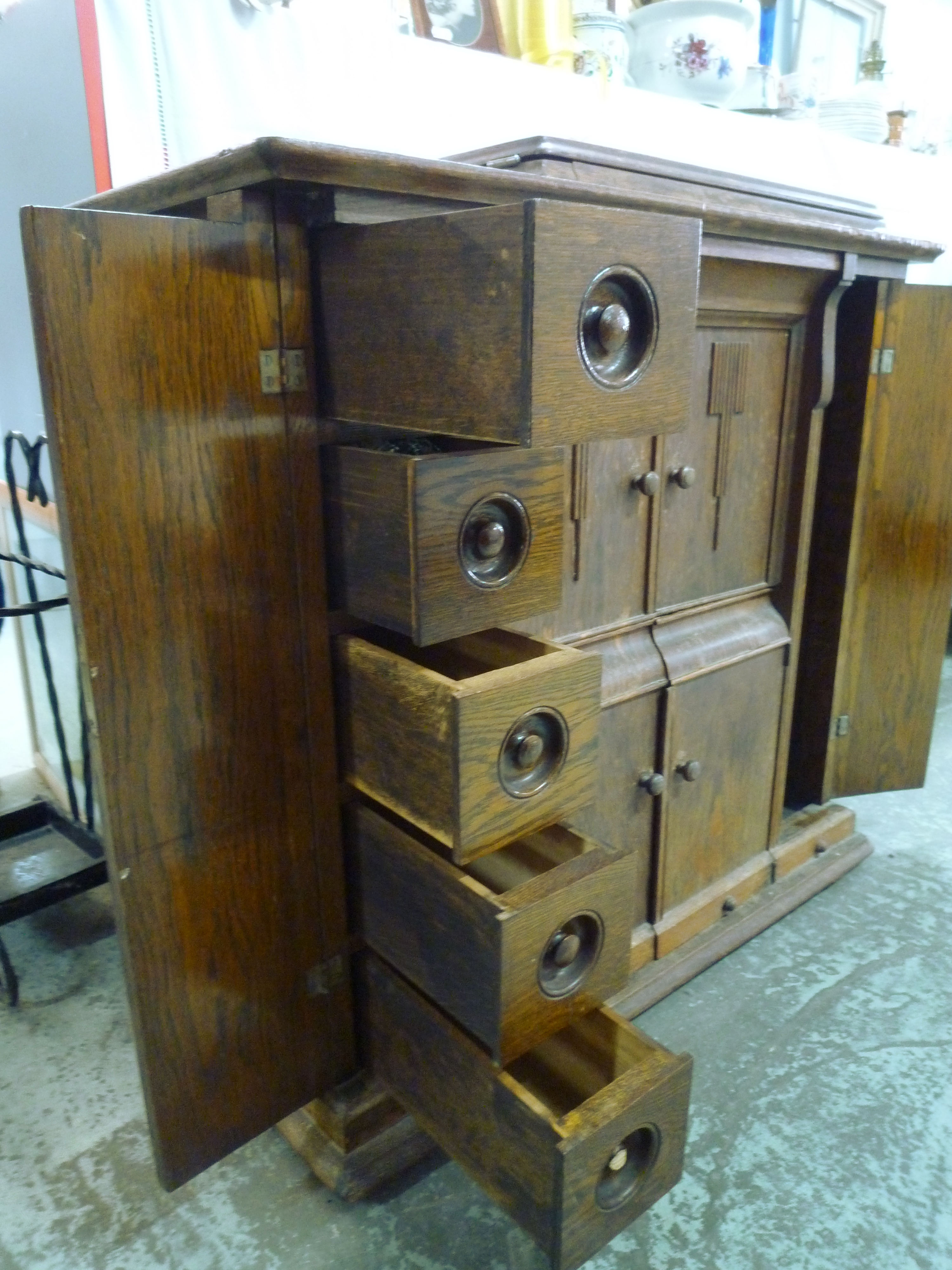 Machine sewing art déco