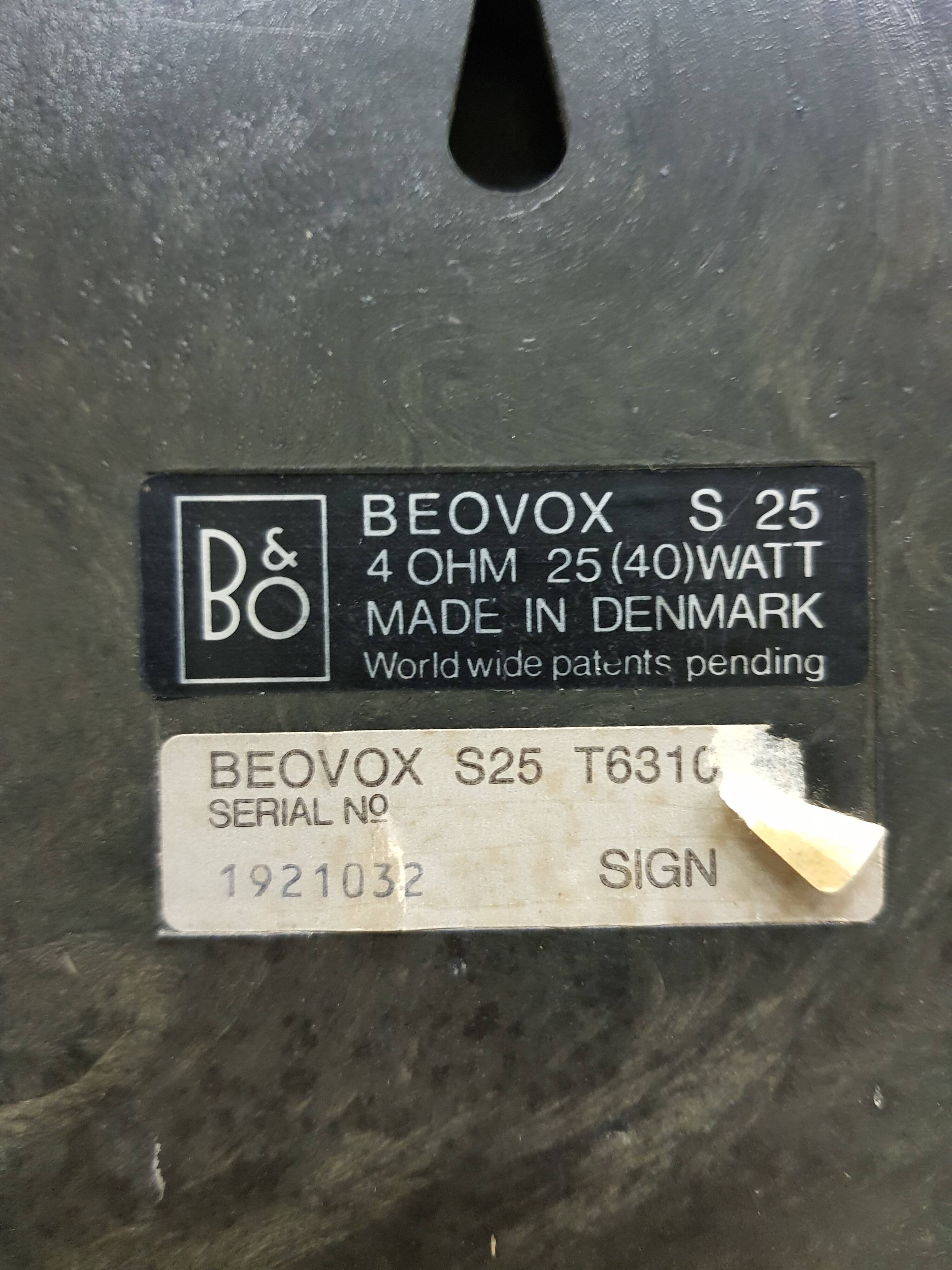 Paire d'enceinte en teck Bang & Ofulsen Beovox S-25