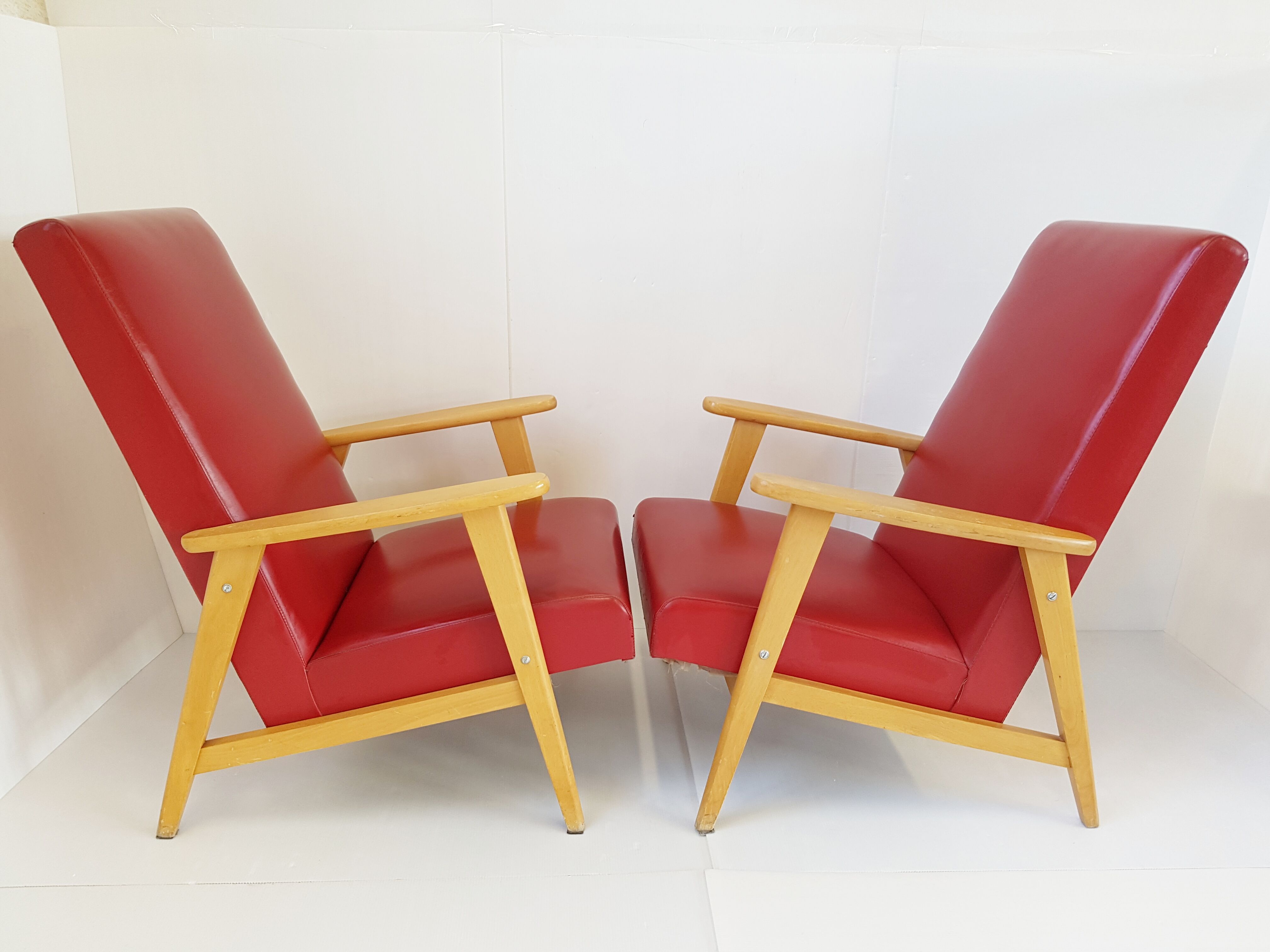 Paire de fauteuils vintage en skaï rouge
