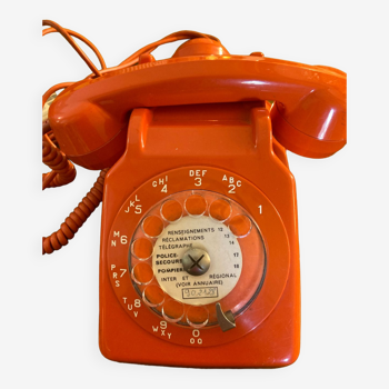 Téléphone orange vintage à cadran