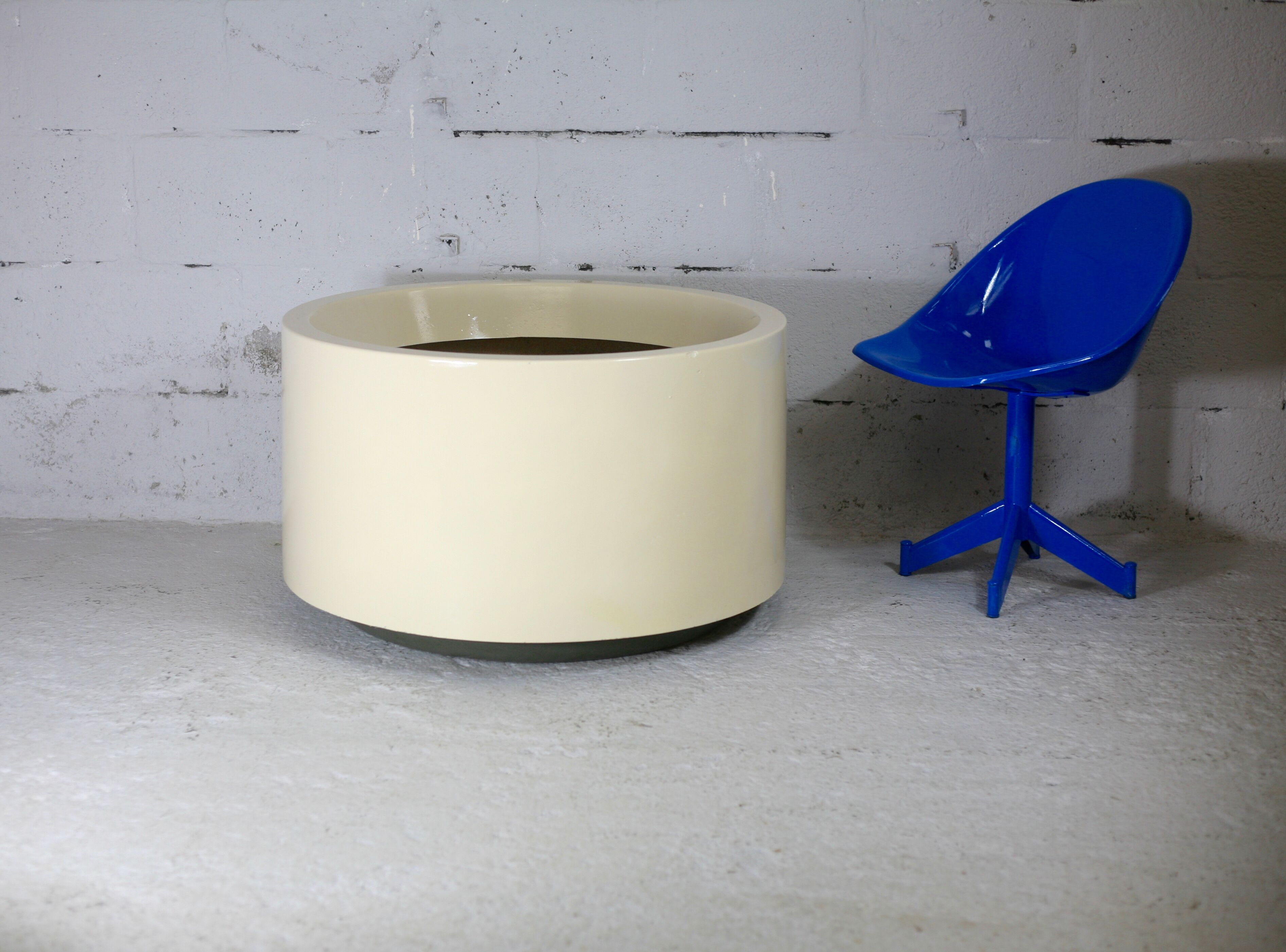 Important cylindrical planter in cream lacquered fiberglass, circa 1970