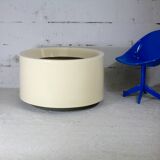 Important cylindrical planter in cream lacquered fiberglass, circa 1970