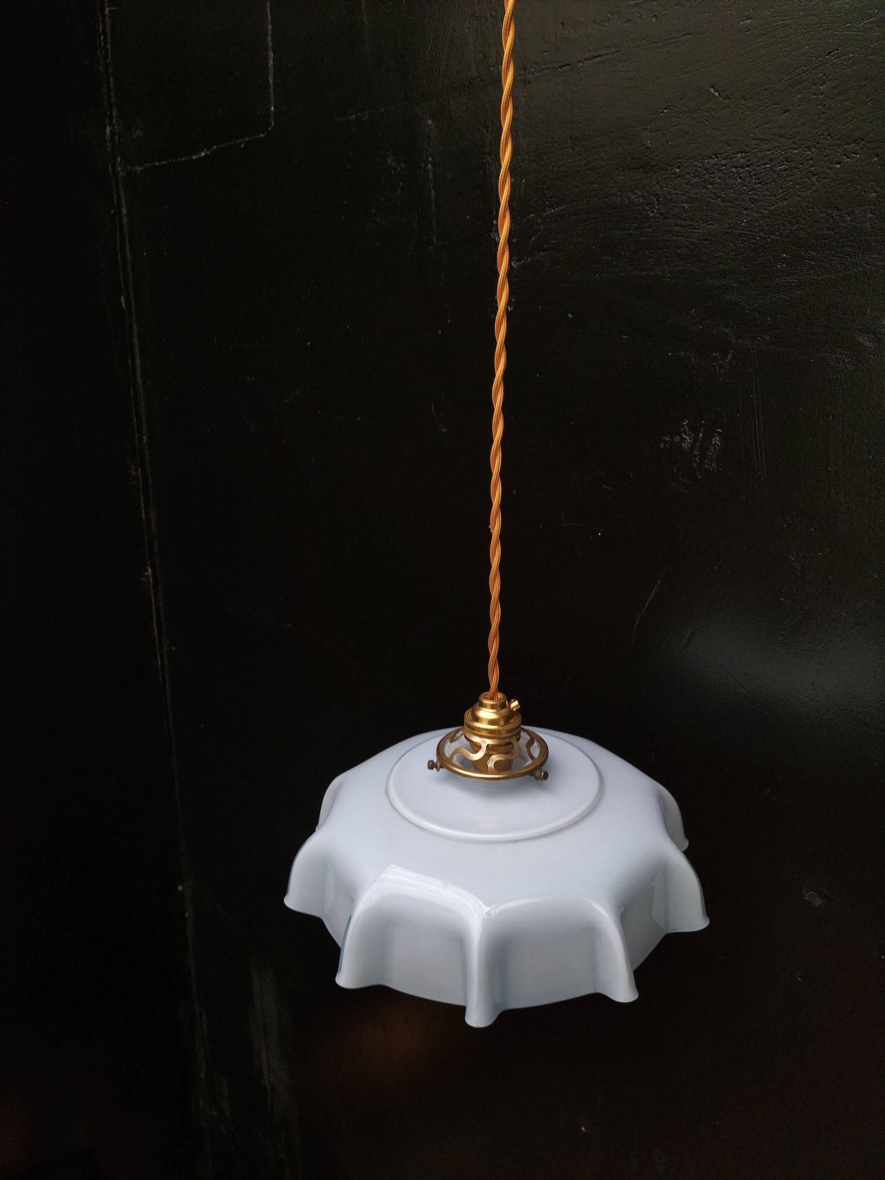 Blue opaline suspension