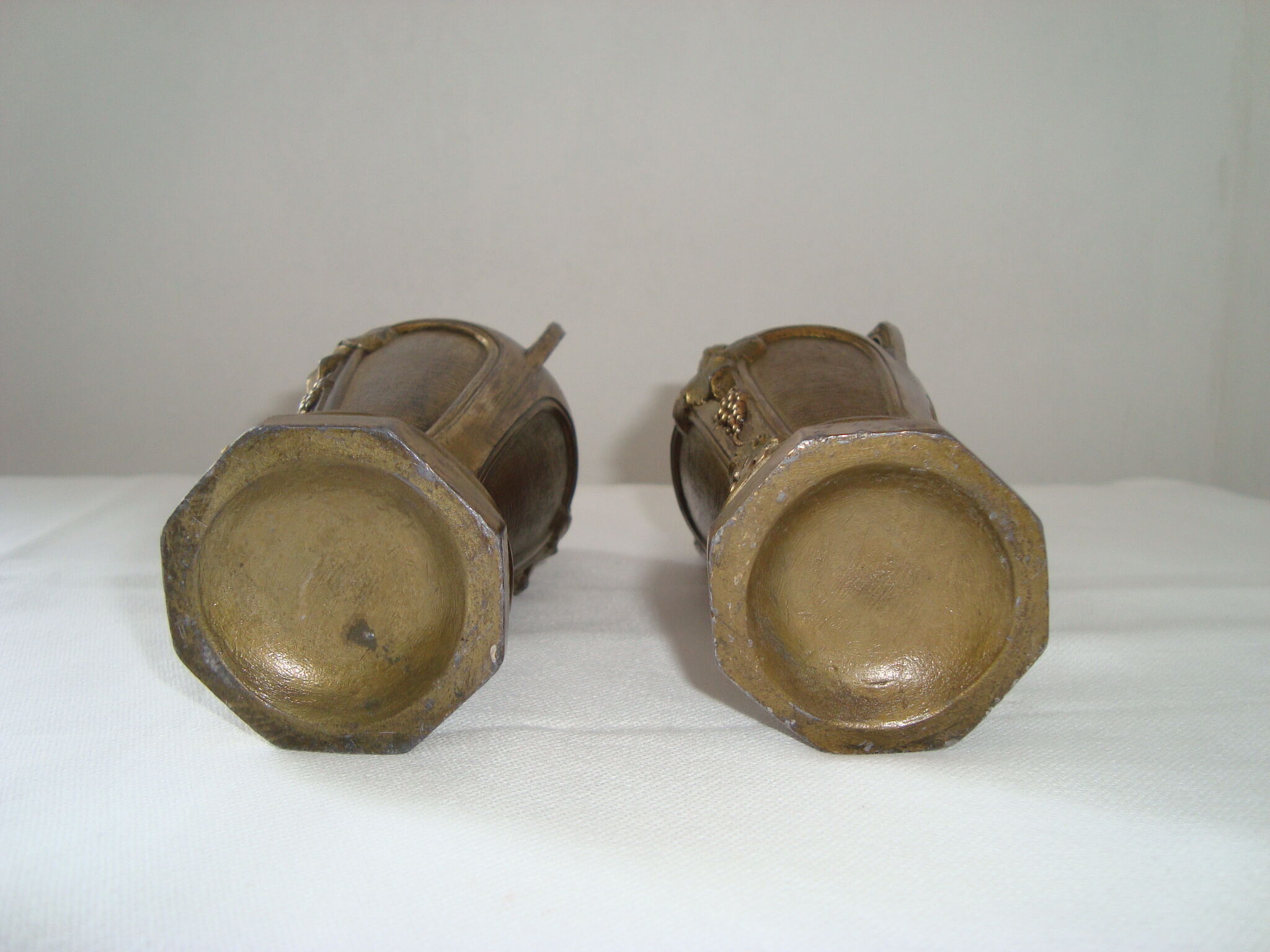 Paire de petits vases en fonte motifs raisins vignes france vintage art nouveau