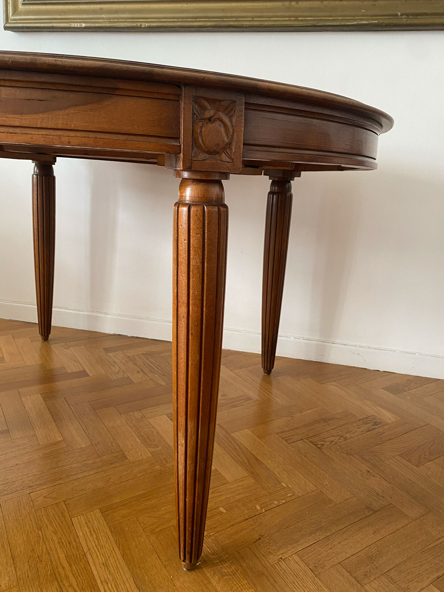 Extendable wooden table