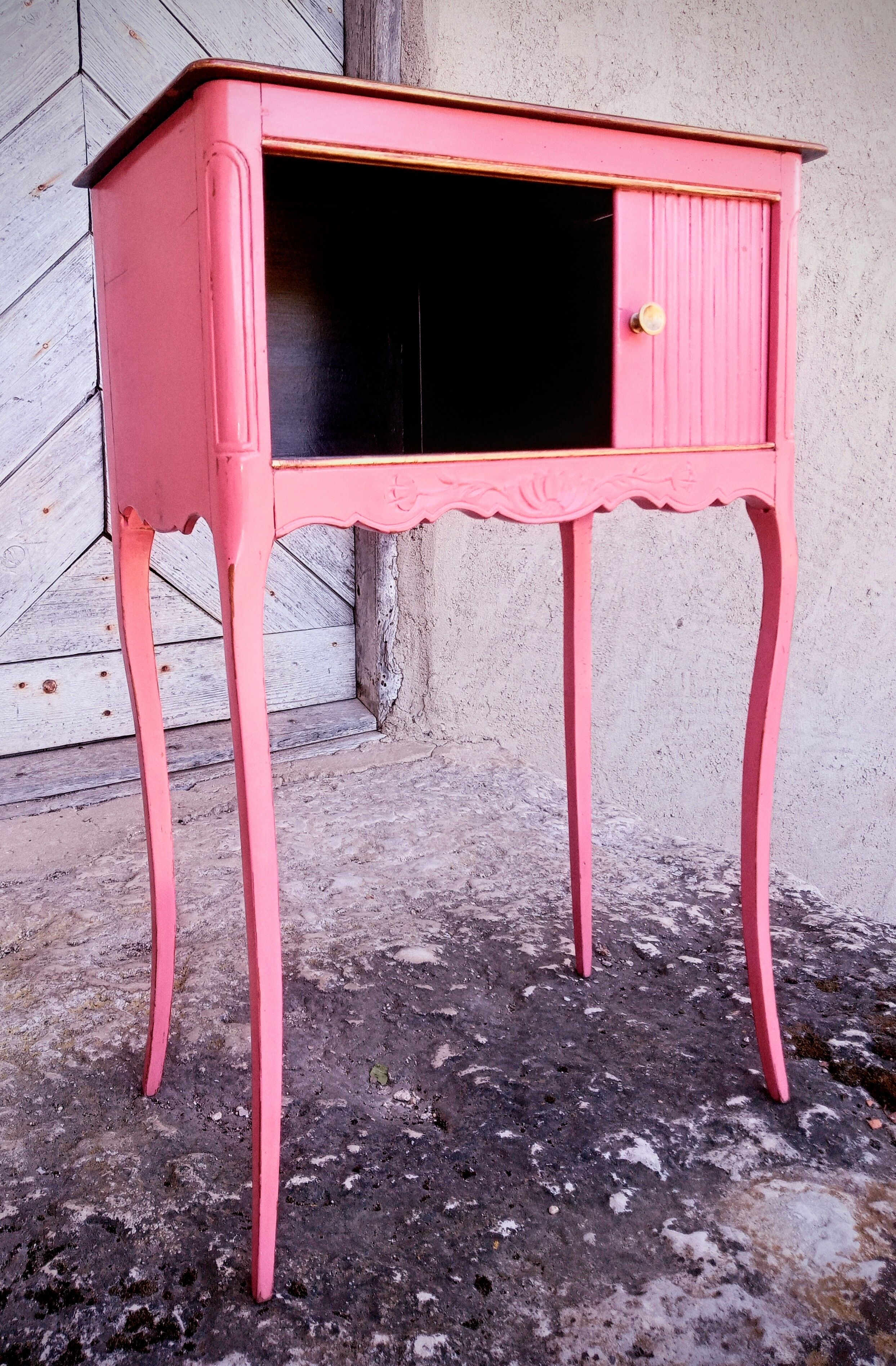 Commode d'appoint à rideau Louis XV patinée rose et noire