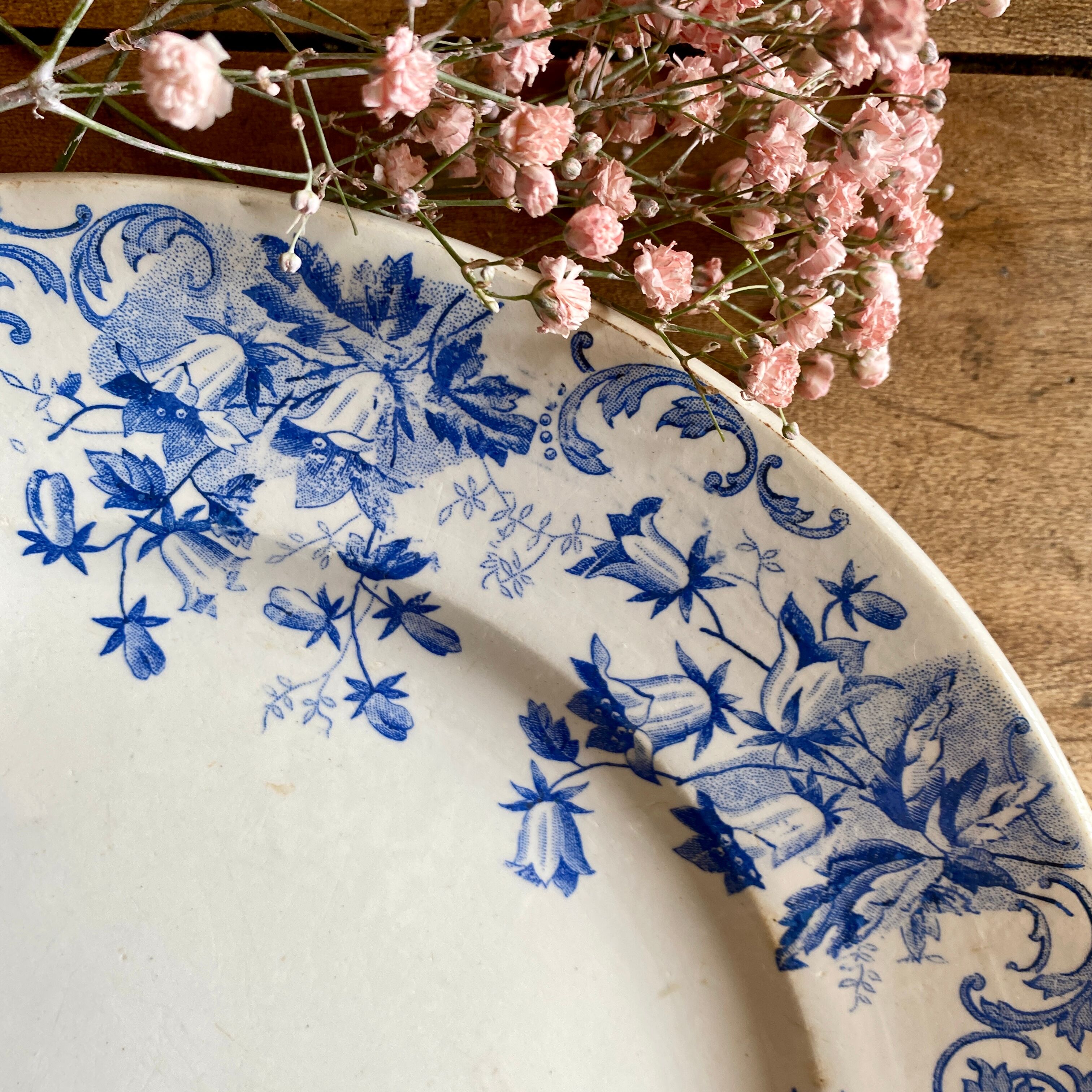 Vintage round dish in iron earth