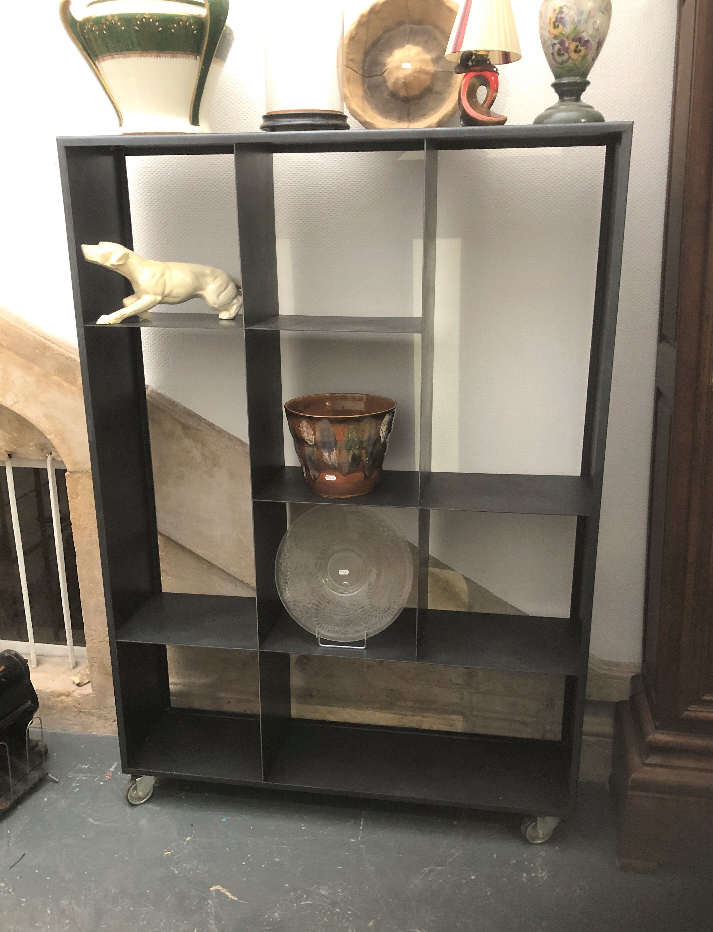 Etagère bibliothèque artisanal en acier sur roulettes industrielle