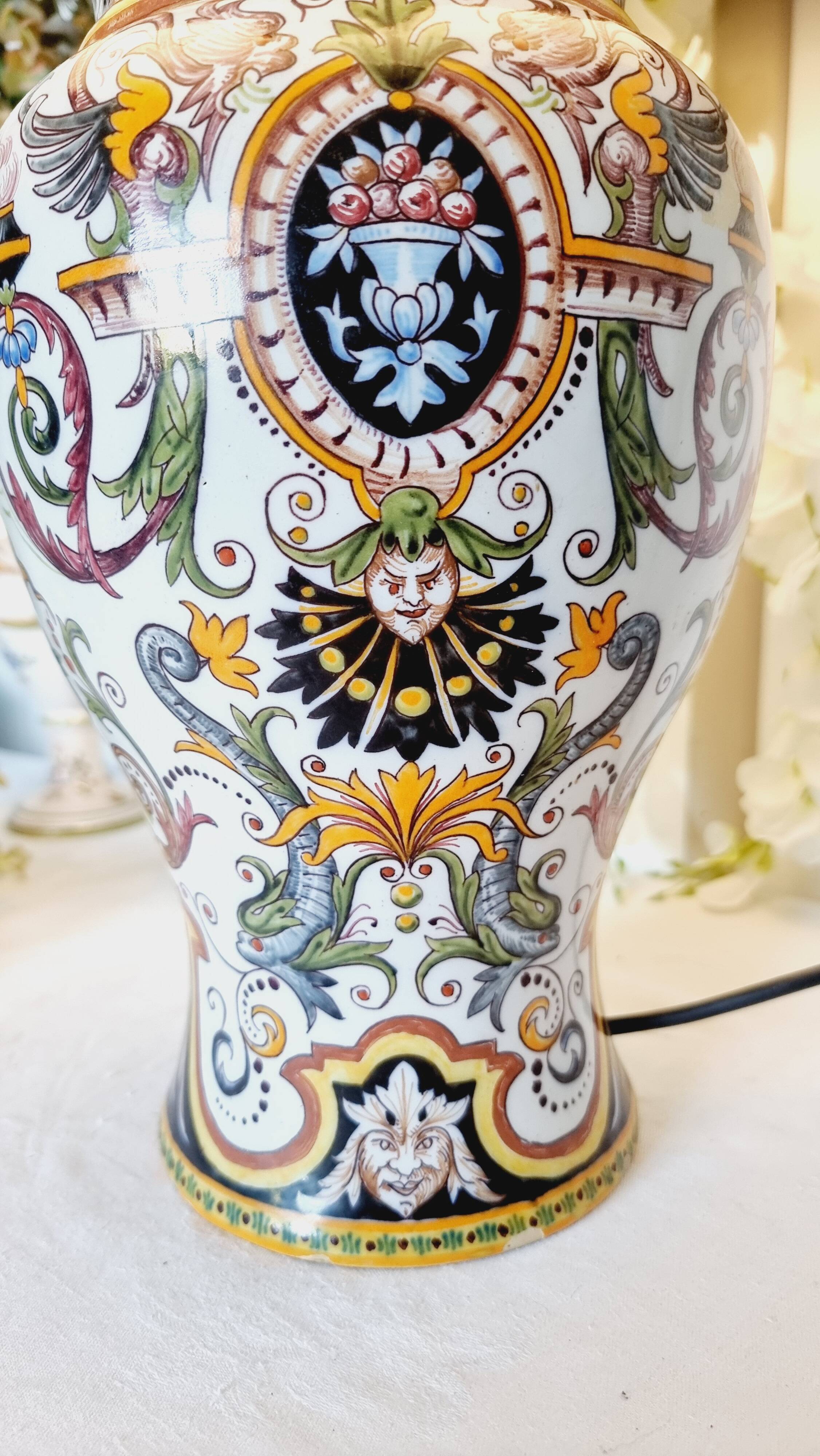 Table lamp in fine earthenware, 1950, in Renaissance style.