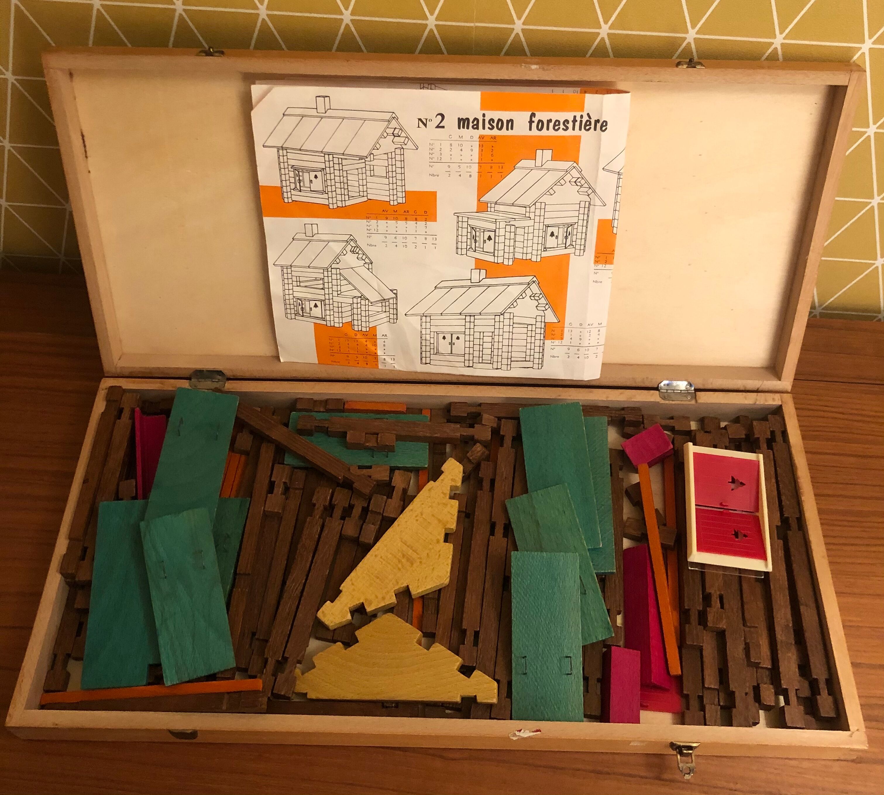 Jeujura construction game