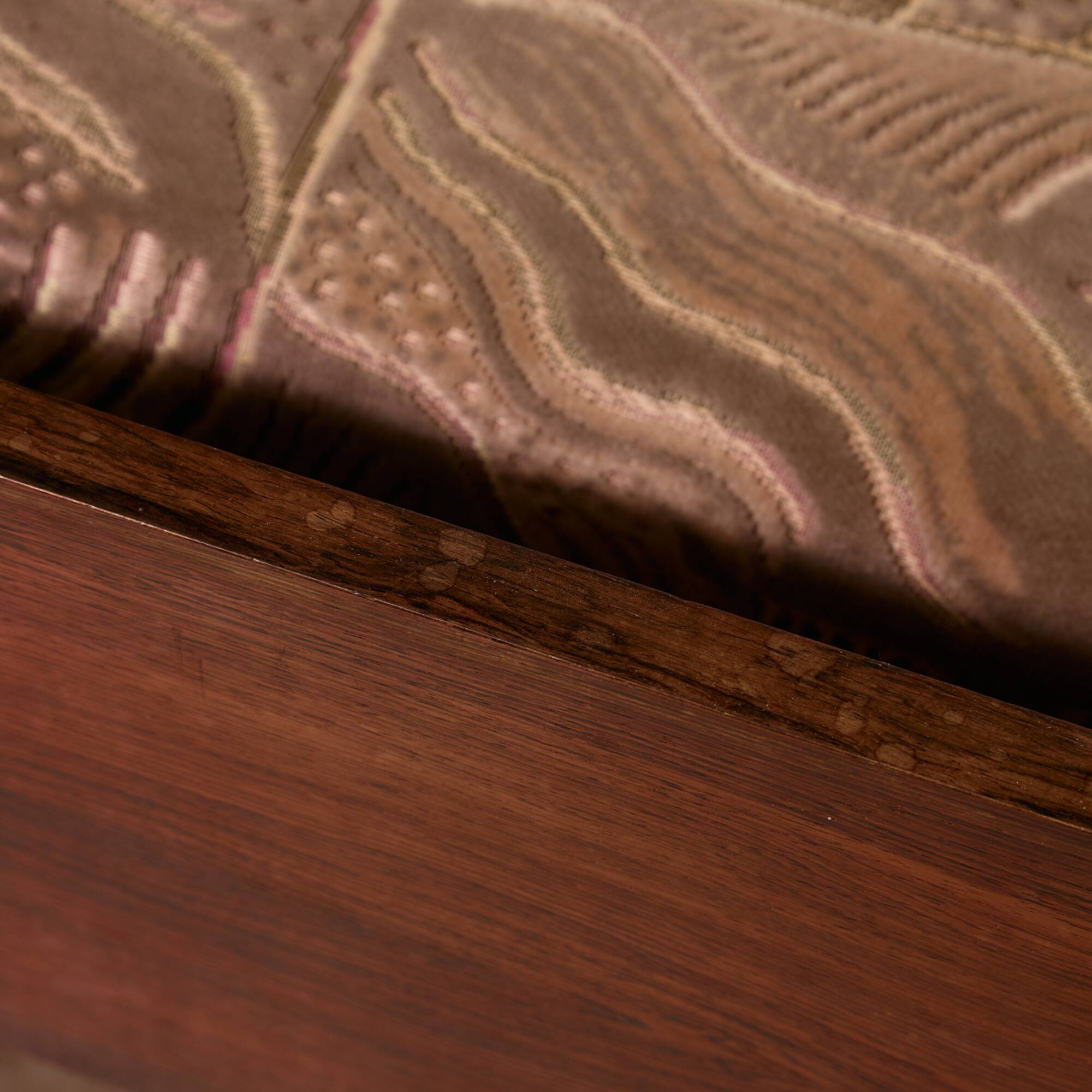 MK11213 Three-seater rosewood sofa