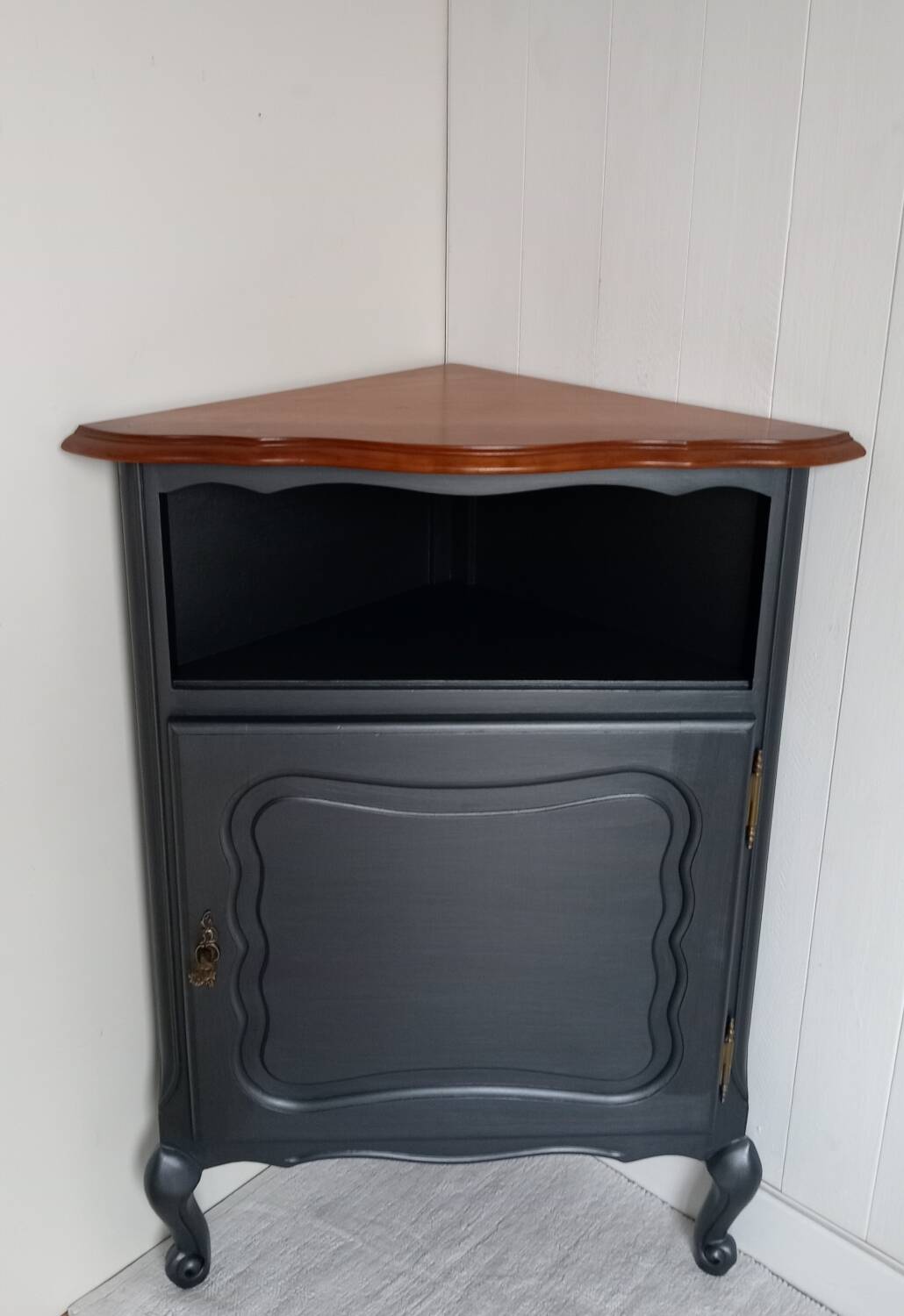 Corner cabinet