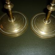 Paire de bougeoirs en laiton doré