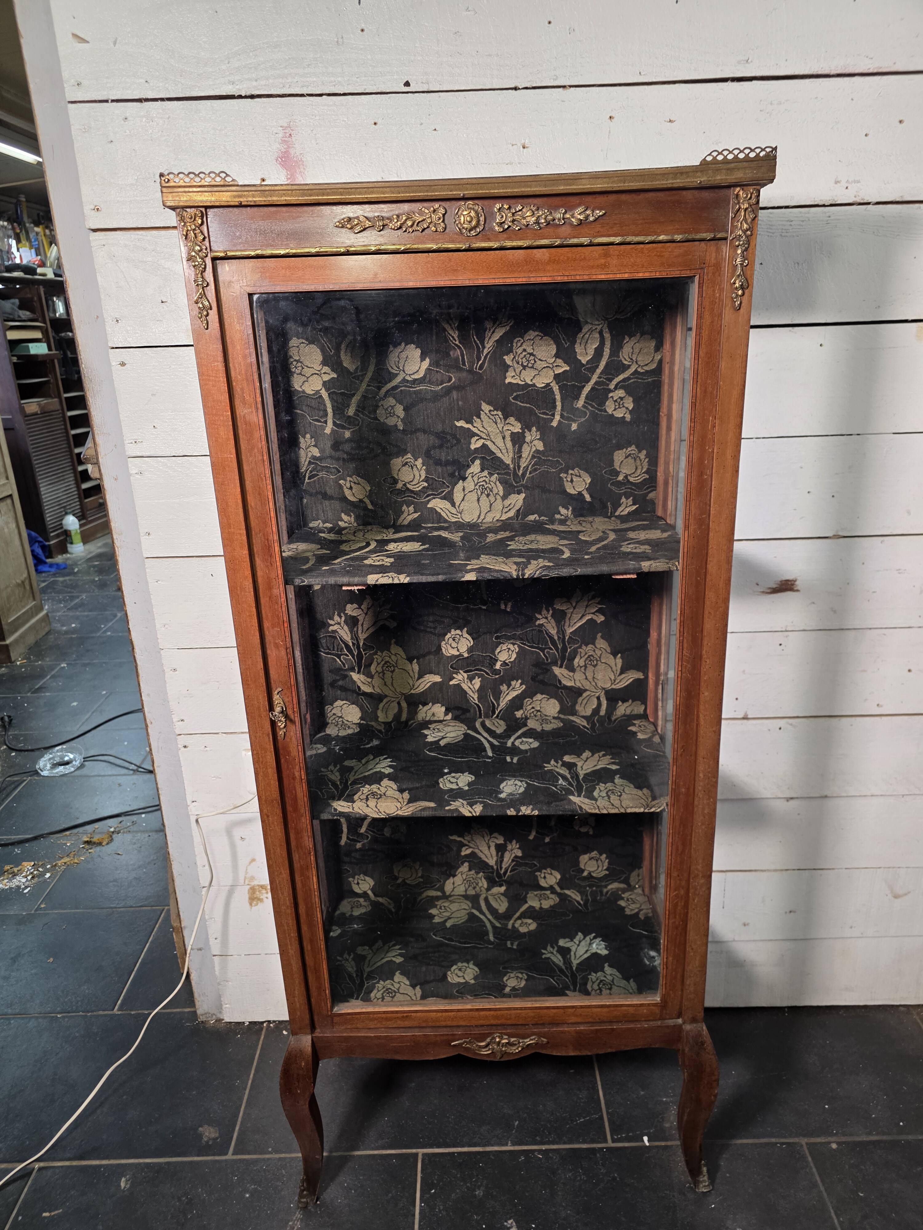 Vitrine ancienne style transition Louis XV-Louis XVI en Acajou