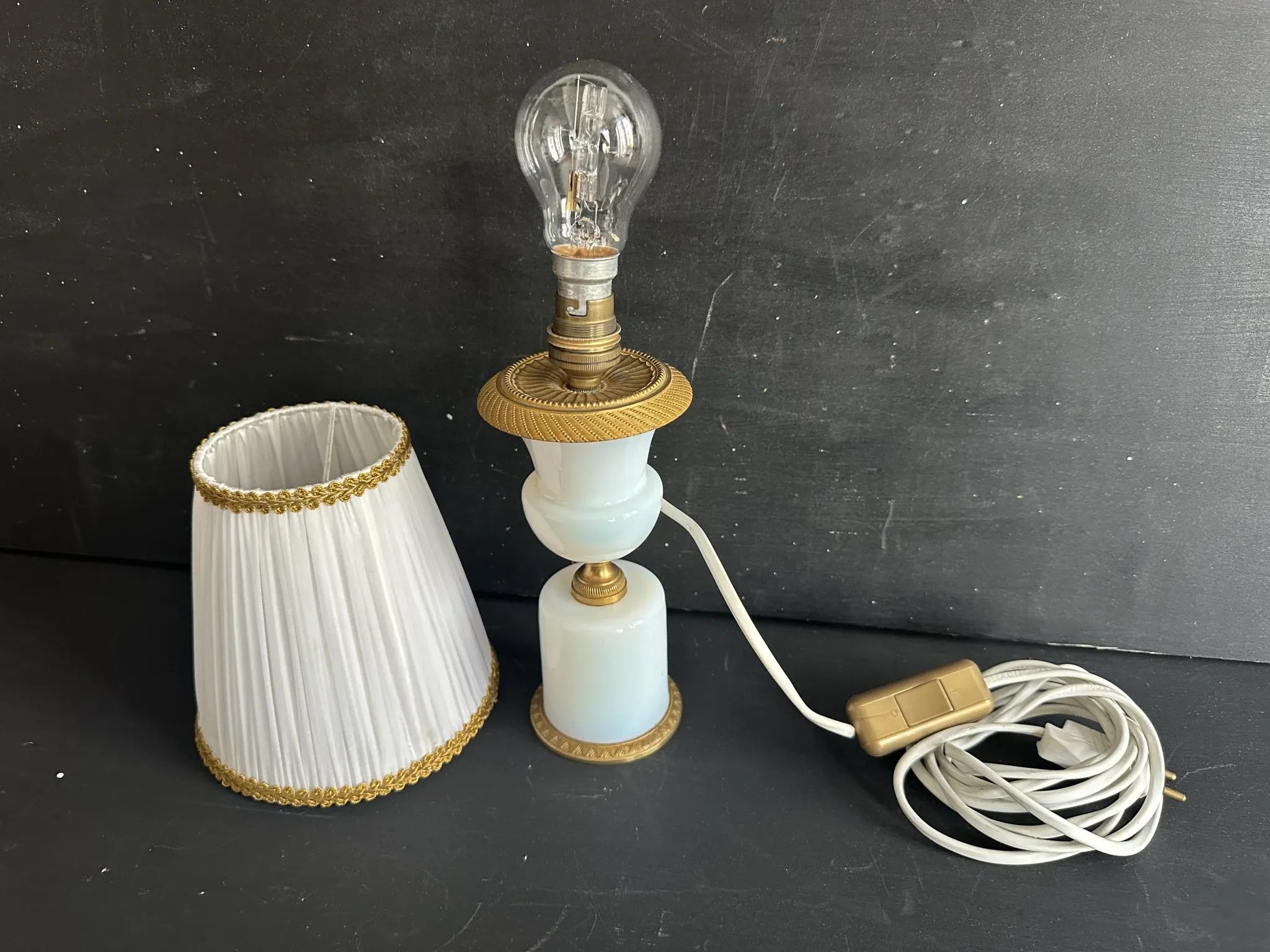 Lampe XIXe en opaline blanche et métal doré
