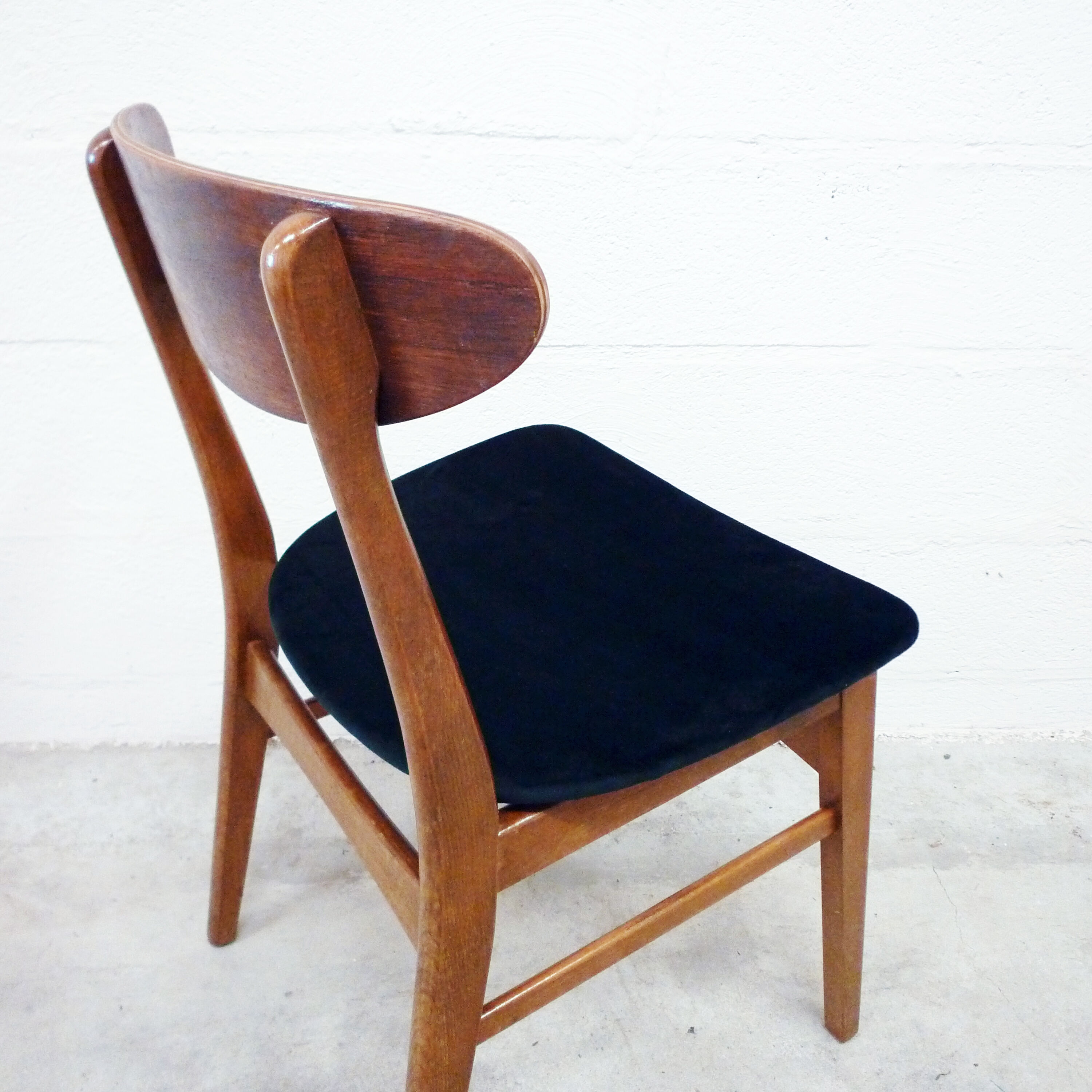 Chaise danoise teck et velours des années 50