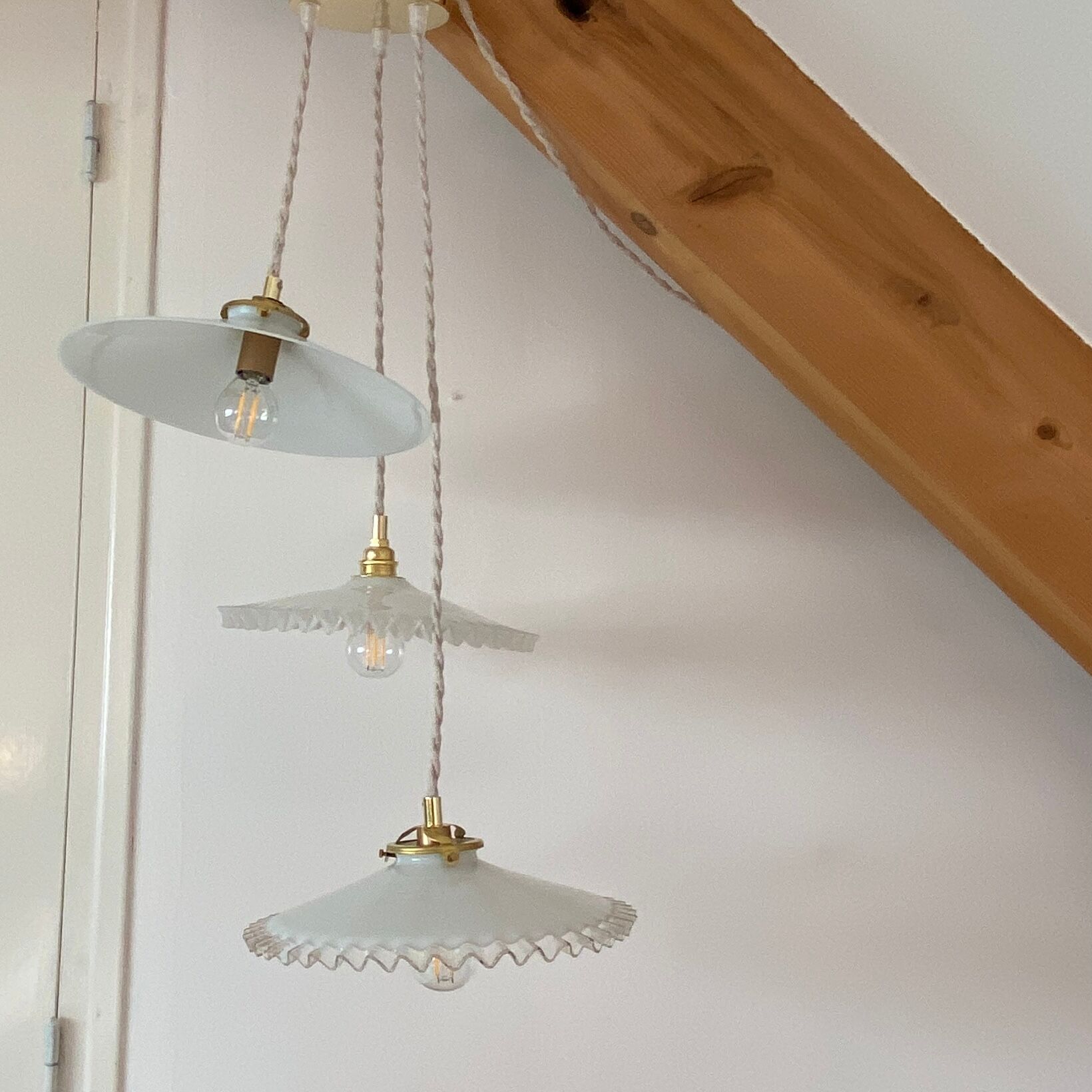 Suspension cascade three lights vintage lampshade in white opaline