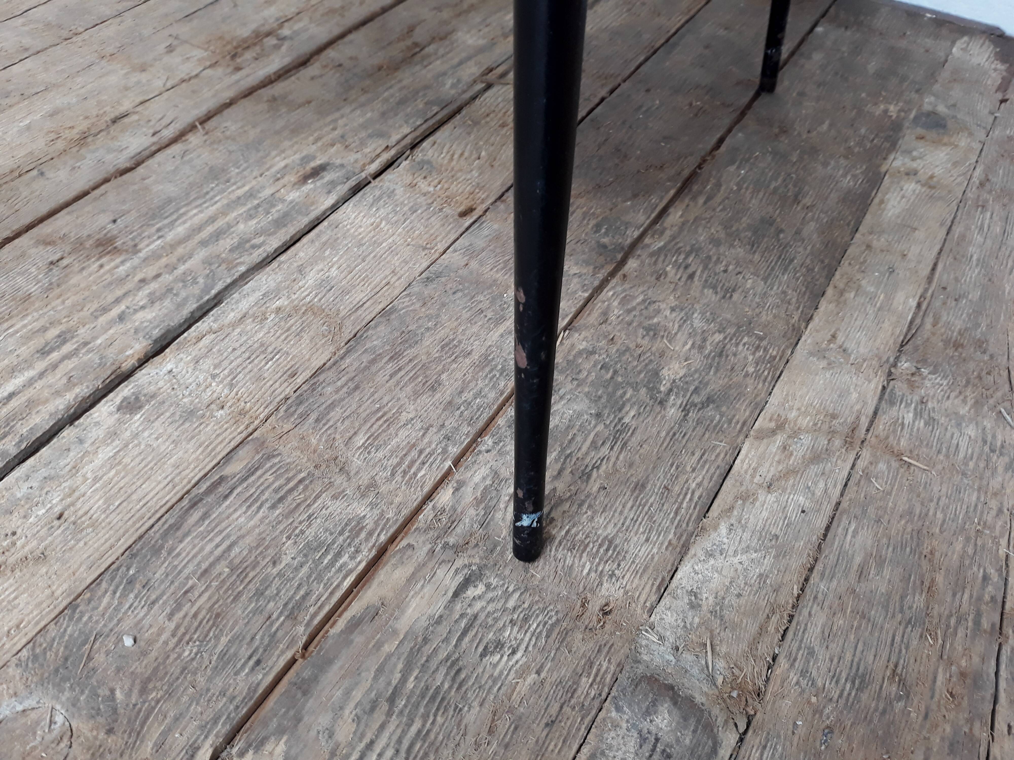 Fauteuil vintage en skaï et pieds métal