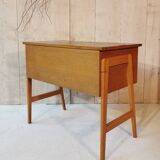 Spindle leg desk