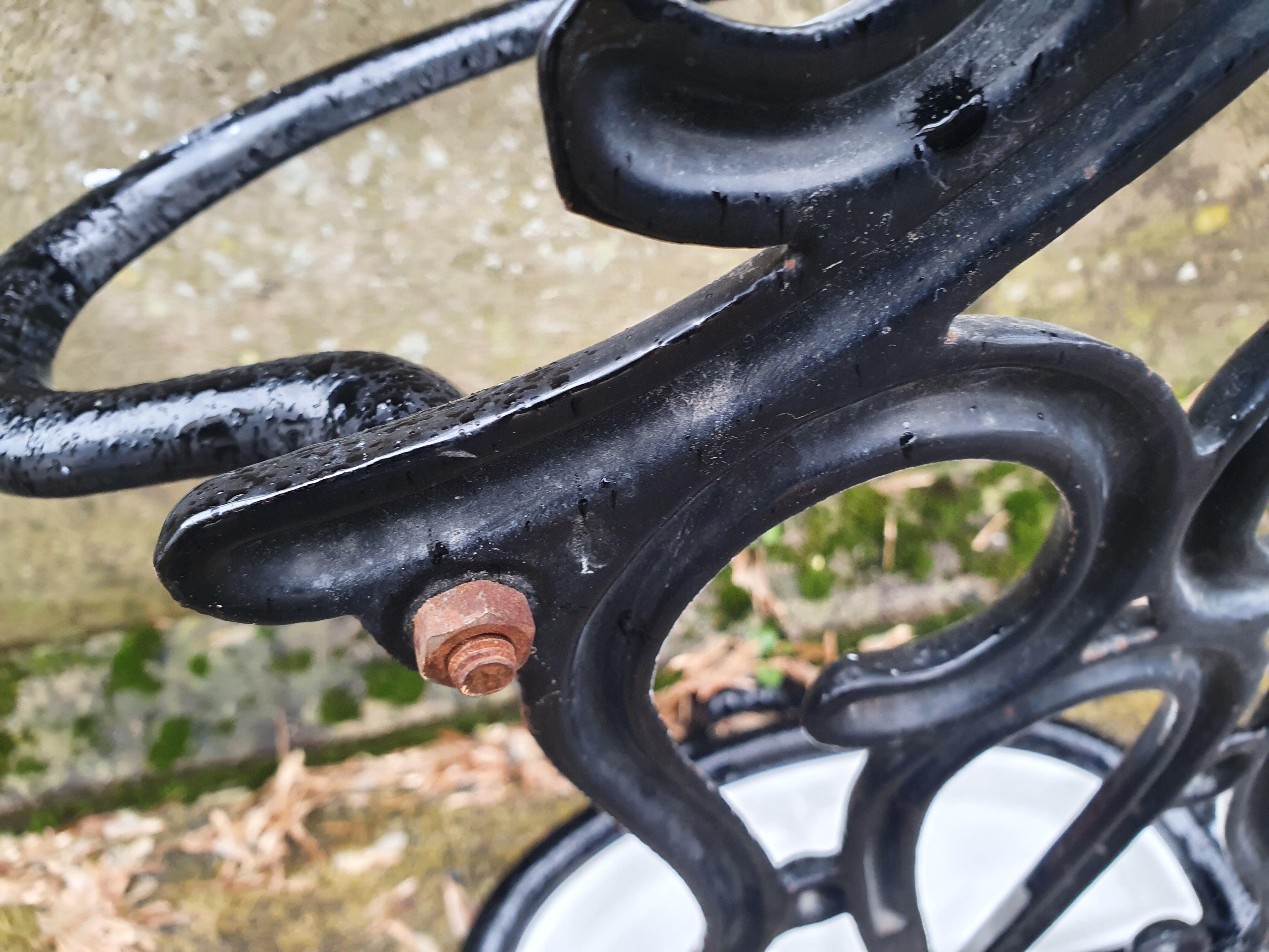 Enamelled cast iron umbrella rod holder