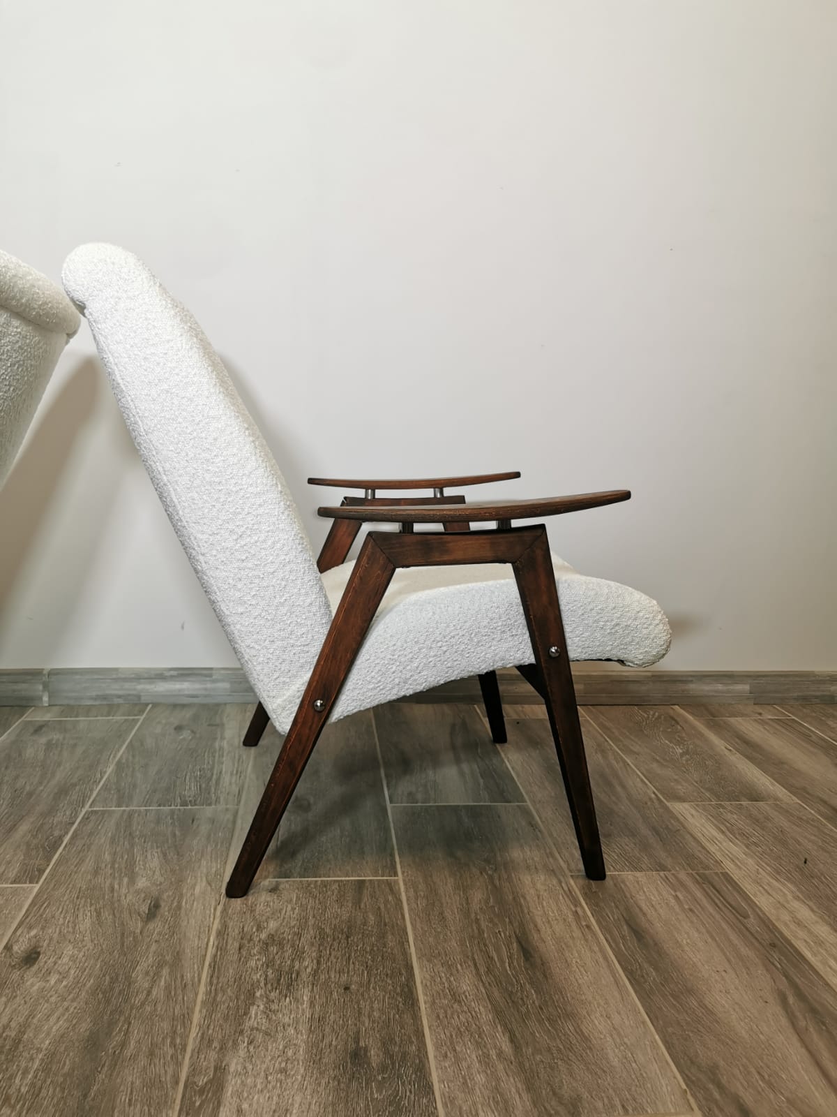 Paire de fauteuils par Jaroslav Smidek restaurés