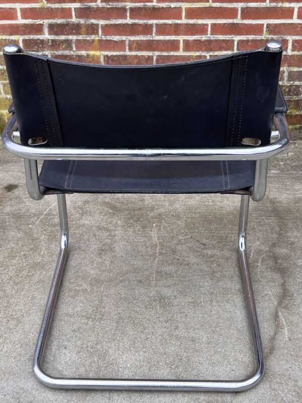 Ensemble de 4 chaises cantilever Bauhaus en cuir noir et chrome, design des années 80.